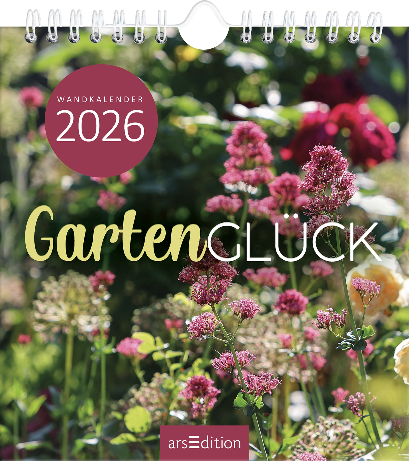 Das Cover zeigt eine blühende Gartenlandschaft mit einer Vielzahl von bunten Blumen in verschiedenen Rosa- und Grüntönen. In der oberen linken Ecke befindet sich ein runder Button in Burgunderrot mit der Aufschrift „WANDKALENDER 2026“. Der Titel „GartenGLÜCK“ ist in geschwungener, grüner Typografie in der Mitte platziert und vermittelt ein Gefühl von Frühlingsfrische und Lebensfreude. Ganz unten mittig steht der Logoschriftzug von arsEdition.