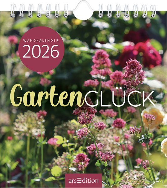 Das Cover zeigt eine blühende Gartenlandschaft mit einer Vielzahl von bunten Blumen in verschiedenen Rosa- und Grüntönen. In der oberen linken Ecke befindet sich ein runder Button in Burgunderrot mit der Aufschrift „WANDKALENDER 2026“. Der Titel „GartenGLÜCK“ ist in geschwungener, grüner Typografie in der Mitte platziert und vermittelt ein Gefühl von Frühlingsfrische und Lebensfreude. Ganz unten mittig steht der Logoschriftzug von arsEdition.