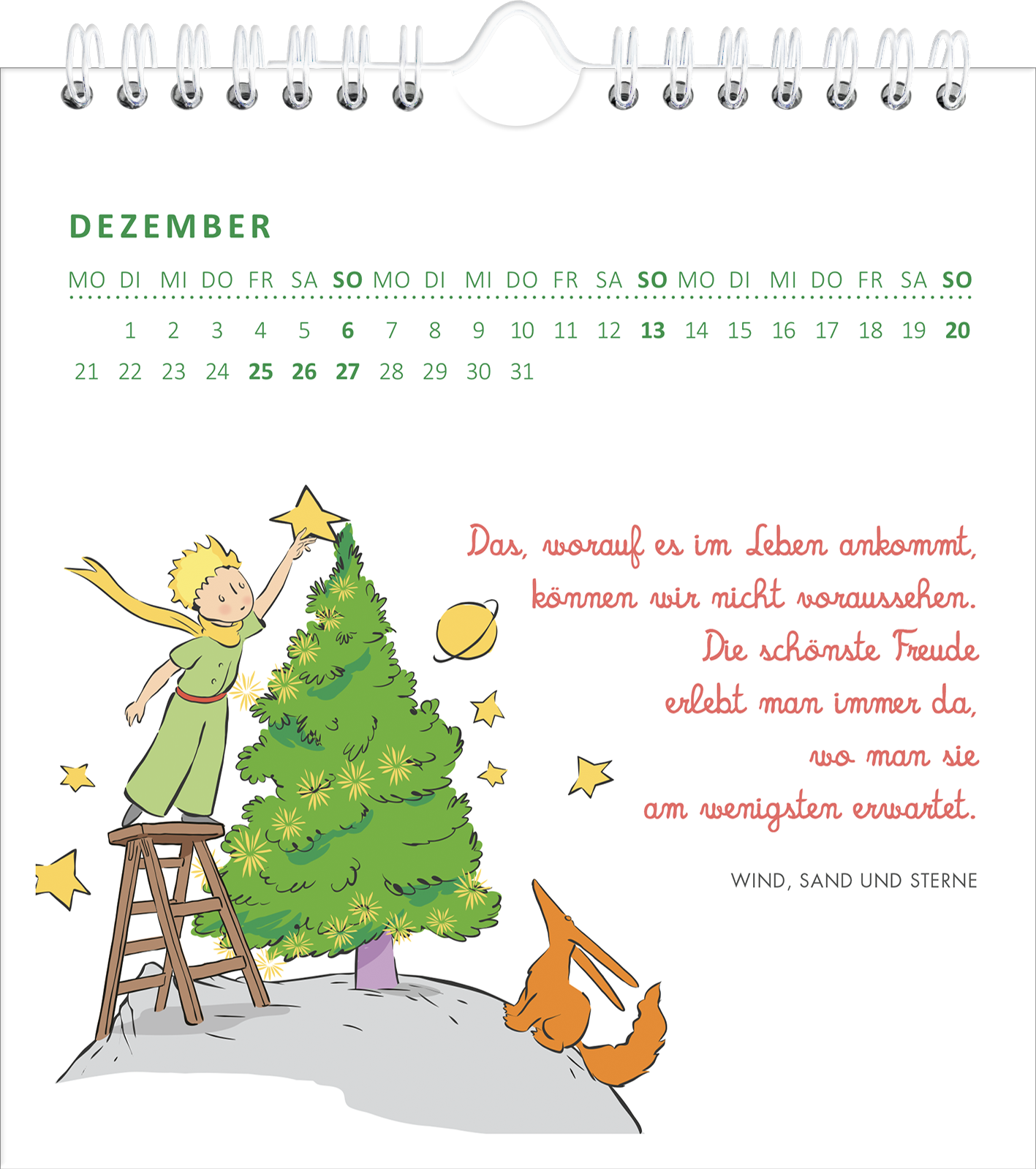 Gezeigt wird eine Innen- oder Zusatzansicht von „Wandkalender Man sieht nur mit dem Herzen gut 2026“. Der Dezember zeigt einen bunten, illustrierten Kalenderblatt mit einem fröhlichen kleinen Prinzen in grüner Kleidung, der auf einer Leiter steht und einen Weihnachtsstern auf einen Tannenbaum setzt. Ein roter Fuchs sitzt am Boden. Die Monatsüberschrift und die Wochentage sind in frischem Grün gehalten, während der Text in lebhaftem Rot auf weißem Hintergrund erscheint.