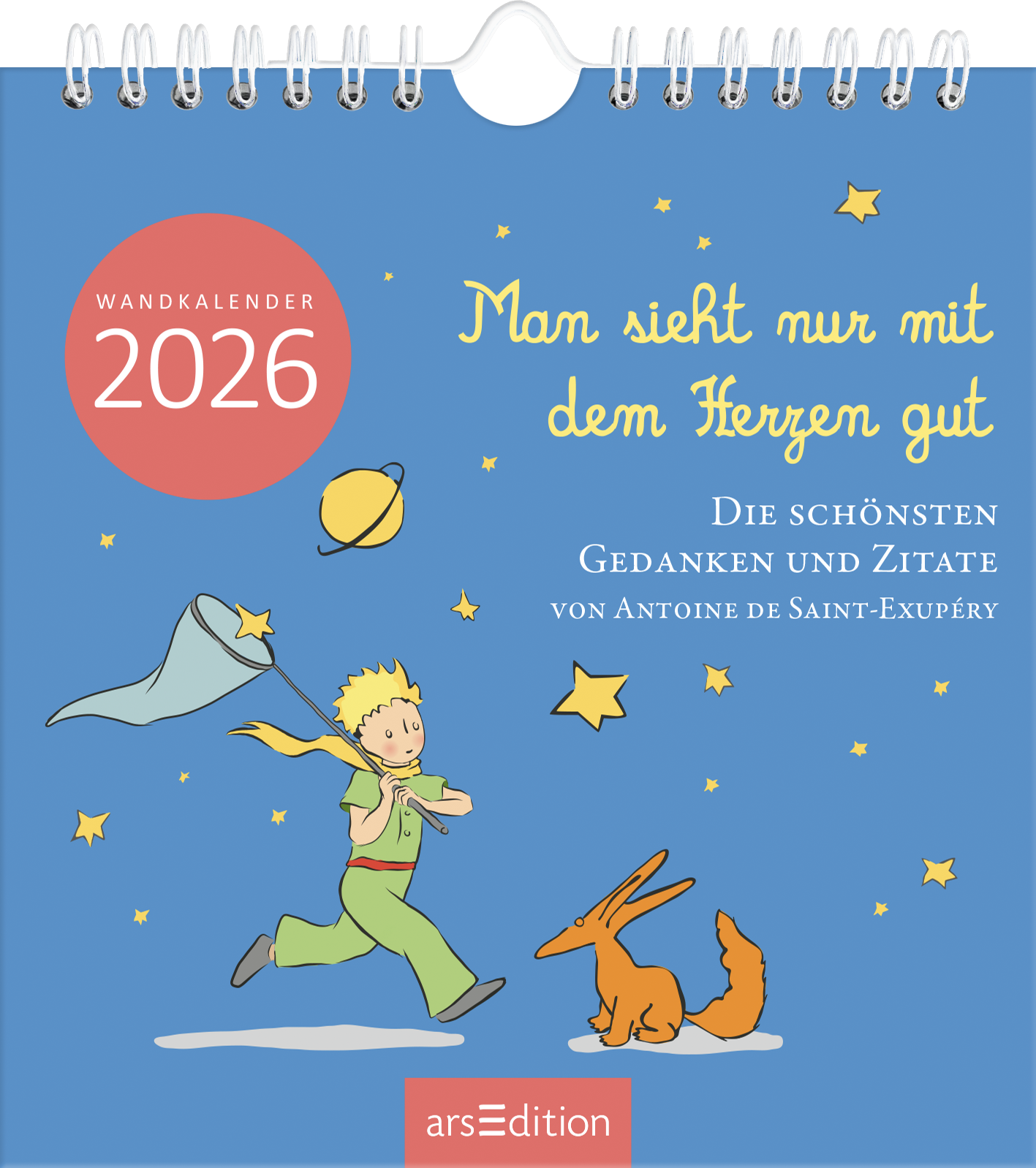 Der Wandkalender mit dem Titel „Man sieht nur mit dem Herzen gut“ zeigt auf einem sanften blauen Hintergrund die Figur des kleinen Prinzen, die von einem kleinen Fuchs begleitet wird. Um sie herum sind leuchtende Sterne und ein Planet abgebildet. Die Titeltypografie ist verspielt und geschwungen, in hellem Gelb gehalten. Ein roter Button oben links trägt die Aufschrift „WANDKALENDER 2026“. Ganz unten mittig steht der Logoschriftzug von arsEdition.