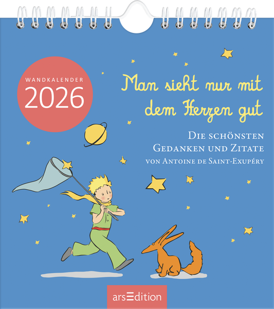 Der Wandkalender mit dem Titel „Man sieht nur mit dem Herzen gut“ zeigt auf einem sanften blauen Hintergrund die Figur des kleinen Prinzen, die von einem kleinen Fuchs begleitet wird. Um sie herum sind leuchtende Sterne und ein Planet abgebildet. Die Titeltypografie ist verspielt und geschwungen, in hellem Gelb gehalten. Ein roter Button oben links trägt die Aufschrift „WANDKALENDER 2026“. Ganz unten mittig steht der Logoschriftzug von arsEdition.