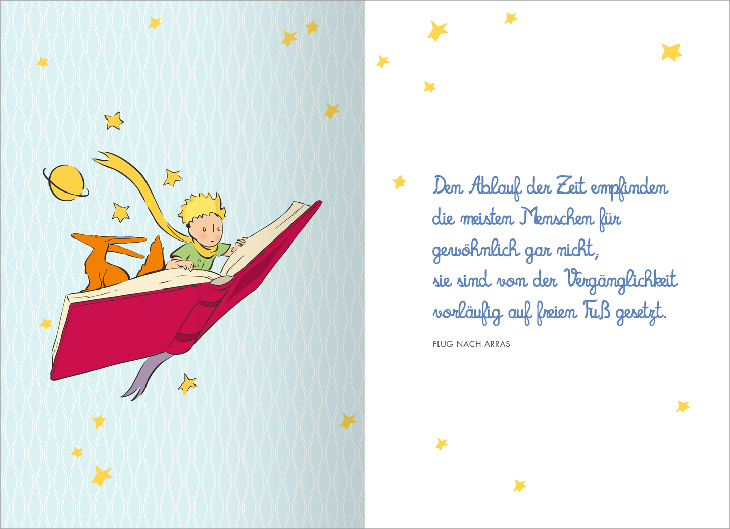 Gezeigt wird eine Innen- oder Zusatzansicht von „Buchkalender Man sieht nur mit dem Herzen gut 2026“. Die Illustration zeigt einen kleinen Jungen, der Kleine Prinz, mit blonden Haaren und einem Hund, die fröhlich in einem großen, roten Buch lesen. Der Hintergrund ist hellblau mit einem wabenartigen Muster und kleinen gelben Sternen. Auf der rechten Seite steht ein Zitat in blauer, verspielter Schrift, das die Zeit und Vergänglichkeit thematisiert.