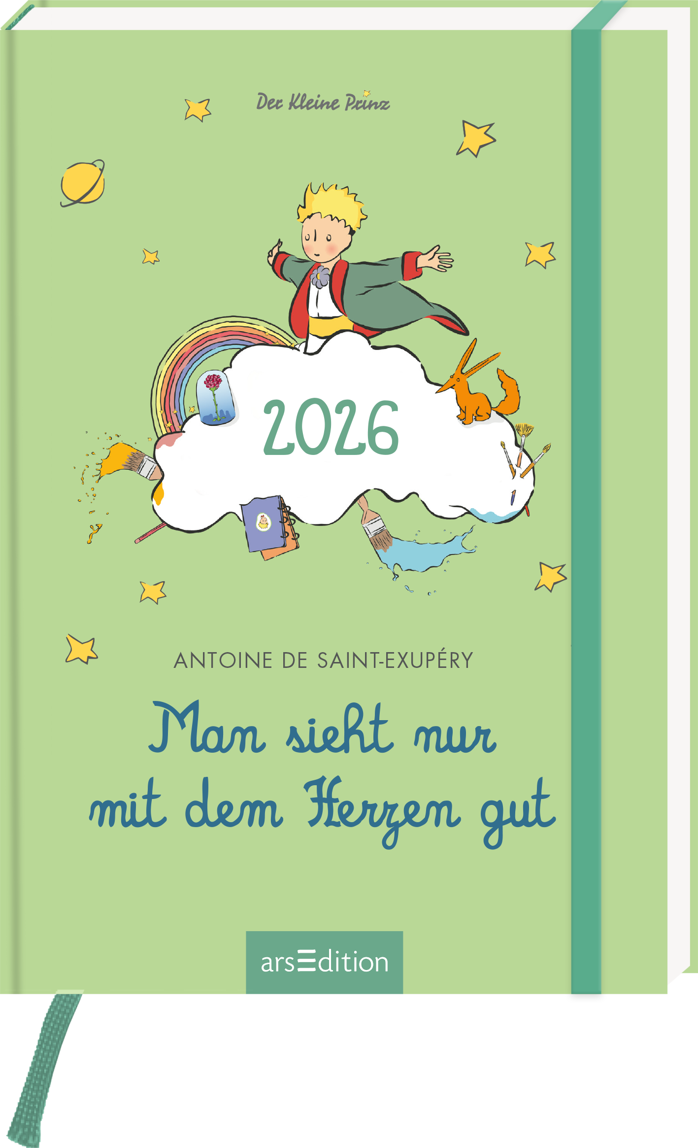 Das Buchcover zeigt einen sanften grünen Hintergrund mit einem fröhlichen, kindlichen Illustrationsstil. Im Mittelpunkt steht der kleine Prinz, der mit ausgestreckten Armen auf einer Wolke steht. Darauf sind verschiedene Symbole wie Sterne und Bücher zu sehen. Die Jahreszahl „2026“ ist prominent platziert. Der Titel „Man sieht nur mit dem Herzen gut“ ist in geschwungener blauer Schrift hervorgehoben. Ganz oben ist der Autorennamen Antoine de Saint-Exupéry zu lesen. Ganz unten mittig...