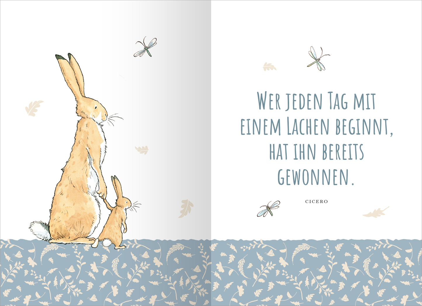 Gezeigt wird eine Innen- oder Zusatzansicht von „Buchkalender Weißt du eigentlich, wie lieb ich dich hab? 2026“. Die Seite präsentiert zwei liebevolle Illustrationen von Hasen in sanften Erdtönen, die anmutig nebeneinander stehen. Der Hintergrund ist hell und schlicht, während das Zitat in eleganter, blauer Typografie prominent in der Mitte platziert ist. Unterhalb des Textes verleiht ein blauer, floraler Musterstreifen der Seite eine verspielte Note.