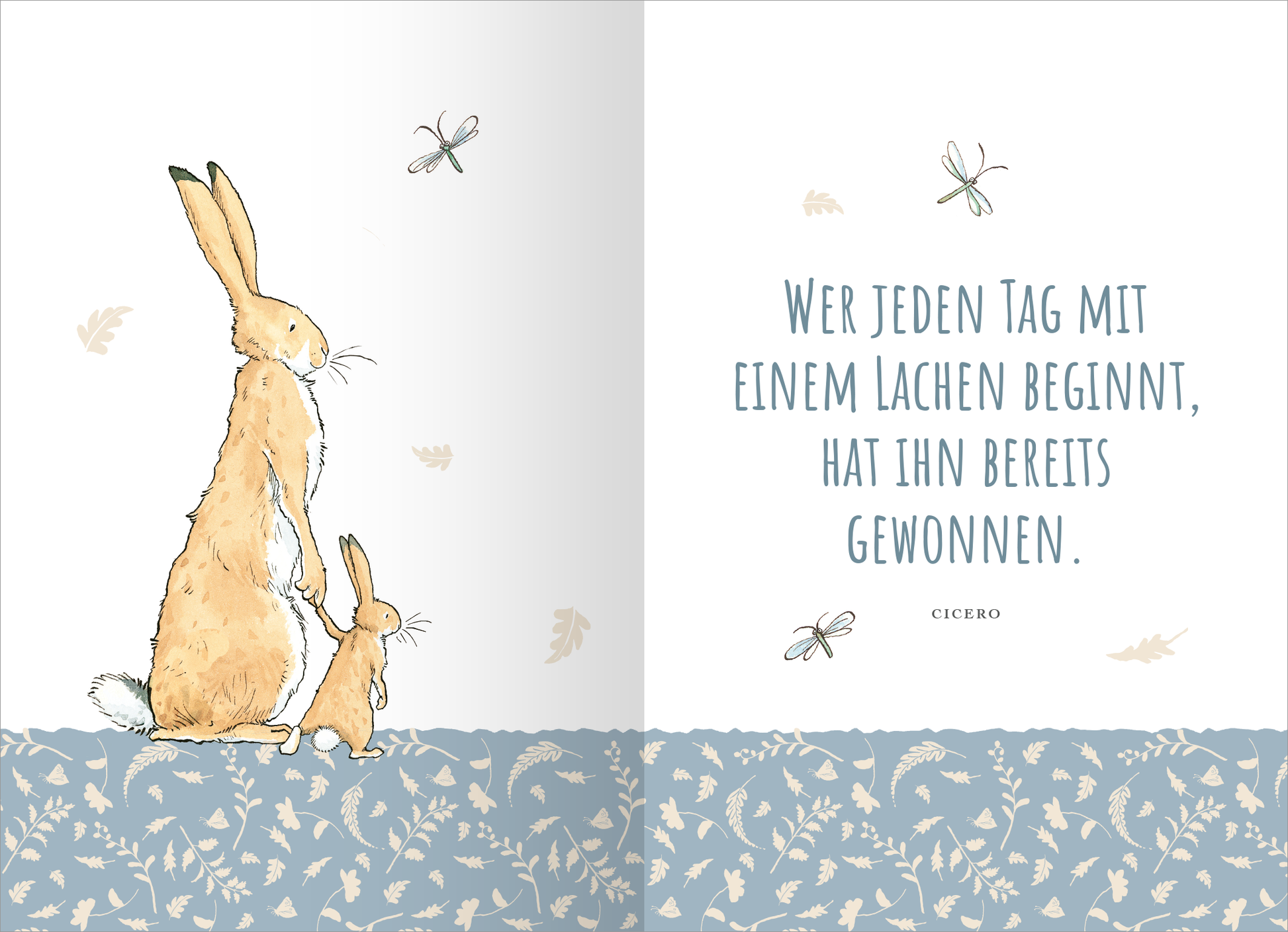 Gezeigt wird eine Innen- oder Zusatzansicht von „Buchkalender Weißt du eigentlich, wie lieb ich dich hab? 2026“. Die Seite präsentiert zwei liebevolle Illustrationen von Hasen in sanften Erdtönen, die anmutig nebeneinander stehen. Der Hintergrund ist hell und schlicht, während das Zitat in eleganter, blauer Typografie prominent in der Mitte platziert ist. Unterhalb des Textes verleiht ein blauer, floraler Musterstreifen der Seite eine verspielte Note.