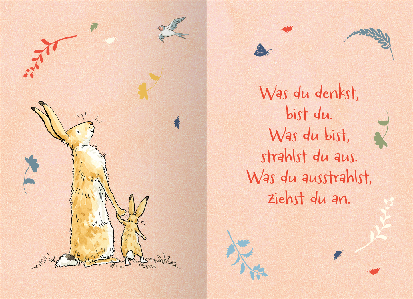 Gezeigt wird eine Innen- oder Zusatzansicht von „Buchkalender Weißt du eigentlich, wie lieb ich dich hab? 2026“. Die Seite zeigt eine sanfte, rosafarbene Hintergrundfarbe, auf der zwei niedliche Hasen stehen. Der größere Hase hält das kleine Tier an der Hand. Um sie herum sind zarte, bunte Blätter und kleine Tiere abgebildet. Der Text, in kräftigem Rot, umfasst poetische Sprüche, die die Verbundenheit und Ausstrahlung thematisieren. Die Schrift ist klar und liebevoll gestaltet.