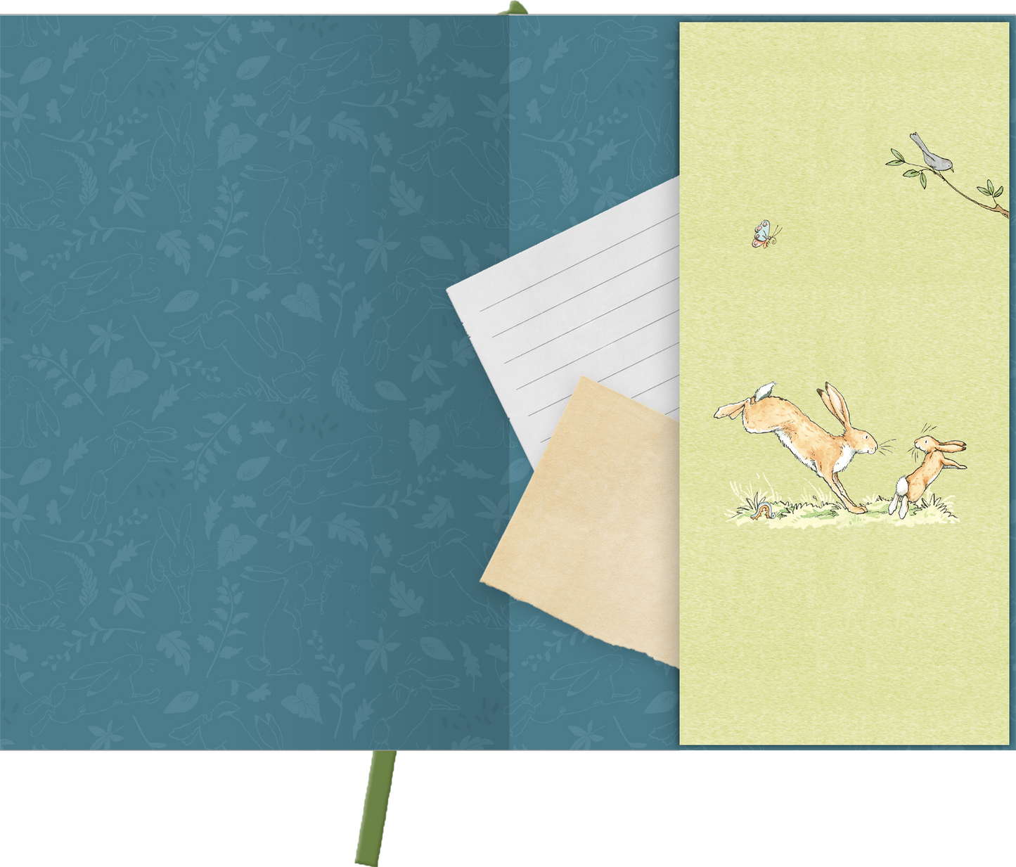 Gezeigt wird eine Innen- oder Zusatzansicht von „Buchkalender Weißt du eigentlich, wie lieb ich dich hab? 2026“. Die Innenseite präsentiert einen sanften, dämpften Blauton mit floralem Muster. Auf der rechten Seite ist ein hellgrüner Abschnitt, der eine liebevoll illustrierte Szene mit zwei Hasen zeigt, die miteinander spielen. Darunter liegt ein beige-farbener Zettel. Die Typografie ist klar und freundlich, passend zum liebevollen Design des Kalenders.