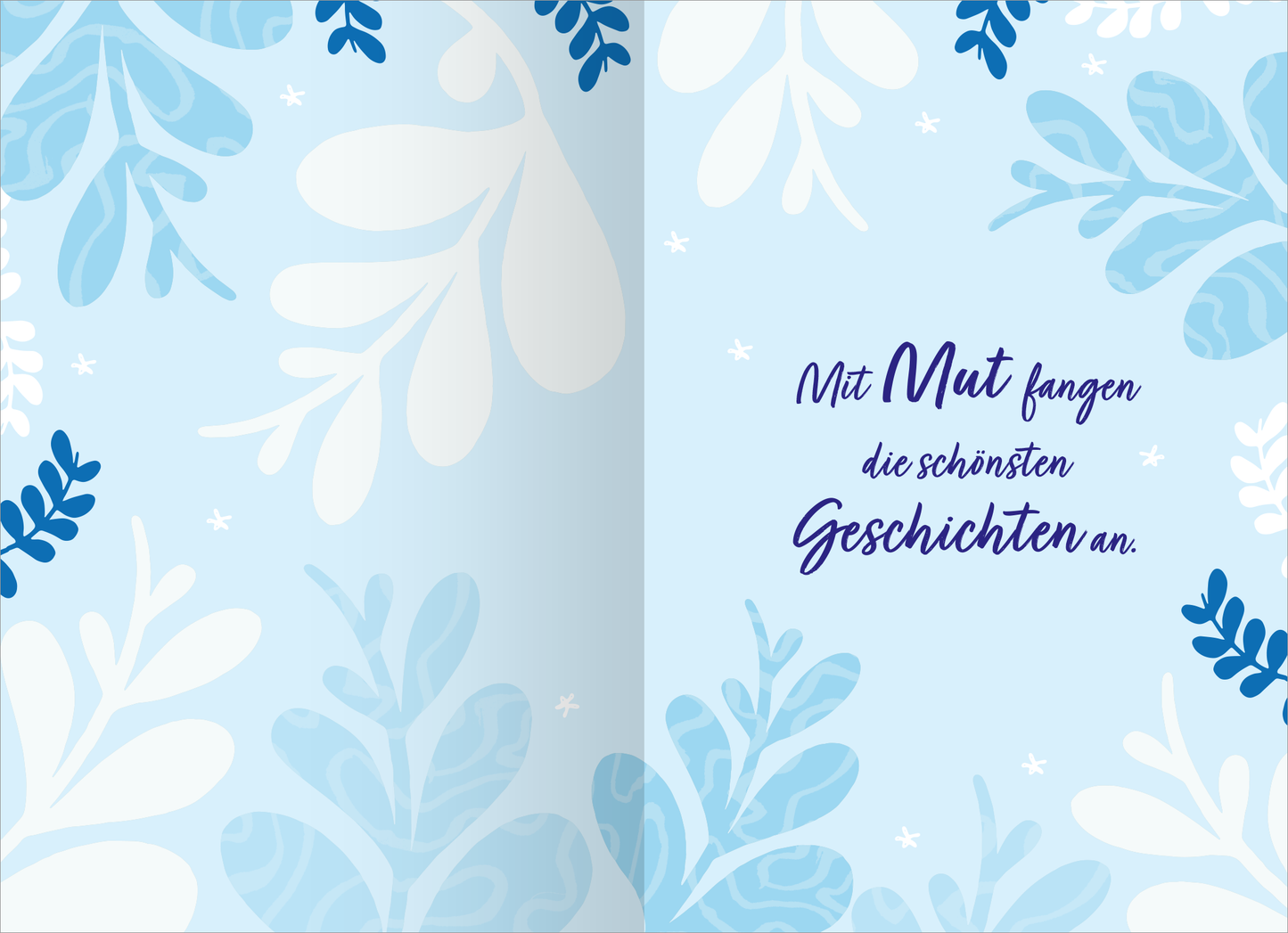 Gezeigt wird eine Innen- oder Zusatzansicht von „Buchkalender You can do this 2026“. Die Seite präsentiert einen hellblauen Hintergrund, dekoriert mit großen, stilisierten Blättern in verschiedenen Blau- und Weißtönen. In der Mitte steht der Schriftzug „Mit Mut fangen die schönsten Geschichten an.“ in einer eleganten, tiefblauen Schriftart, die sich harmonisch in das Gesamtbild einfügt. Die Farben und das Layout strahlen Freundlichkeit und Inspiration aus.