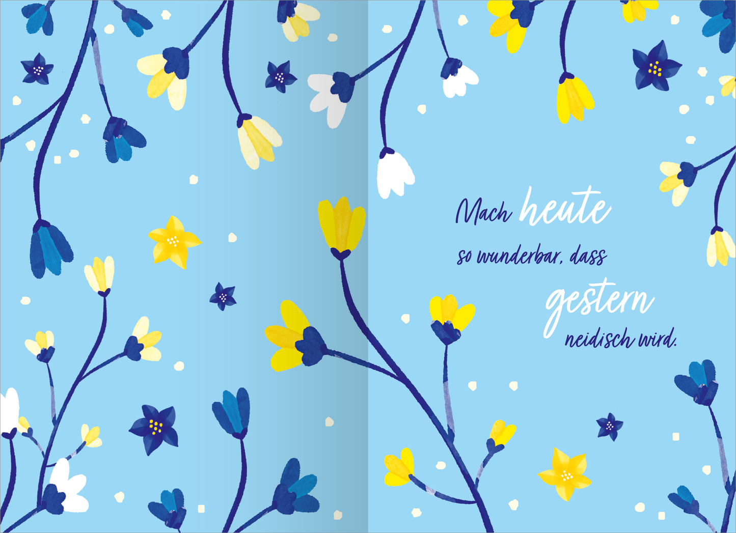 Gezeigt wird eine Innen- oder Zusatzansicht von „Buchkalender Heute ist mein Lieblingstag 2026“. Der Hintergrund ist in einem sanften Himmelblau gehalten, dekoriert mit stilisierten Blumen in Gelb, Weiß und Dunkelblau. In der Mitte steht der Schriftzug „Mach heute so wunderbar, dass gestern neidisch wird“ in einer verspielten, handschriftlichen Schriftart. Die ansprechende Typografie und die fröhlichen Farben verleihen dem Design eine positive, einladende Ausstrahlung.