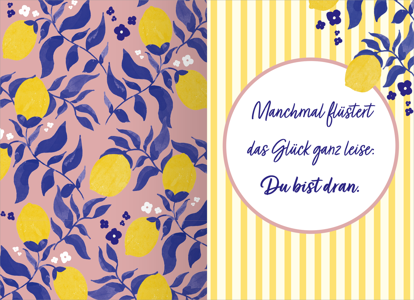 Gezeigt wird eine Innen- oder Zusatzansicht von „Buchkalender Heute ist mein Lieblingstag 2026“. Die linke Seite zeigt ein florales Muster mit gelben Zitronen und dunkelschwarzen Blättern auf einem zarten rosa Hintergrund. Die rechte Seite hat einen hellen, gestreiften Hintergrund in Gelb und Weiß. In einem kreisförmigen, weißen Feld steht der handgeschriebene Text: „Manchmal flüstert das Glück ganz leise. Du bist dran.“ Die Typografie ist verspielt und einladend.