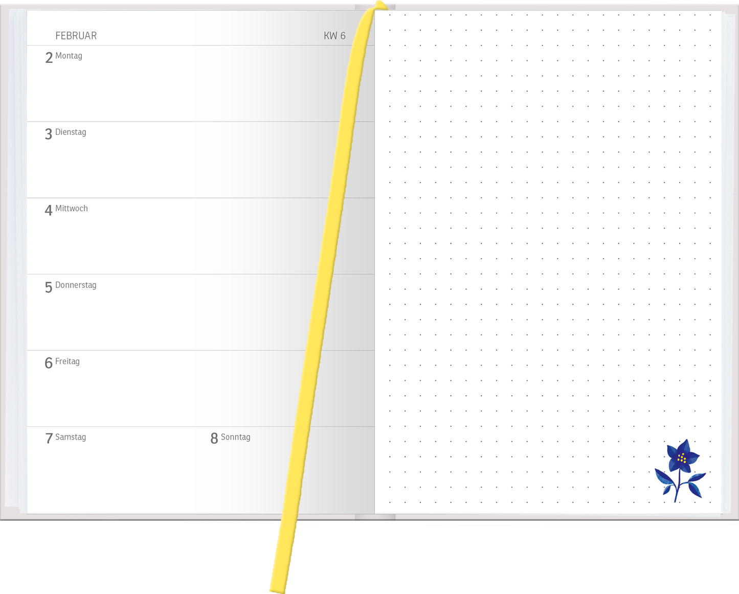 Gezeigt wird eine Innen- oder Zusatzansicht von „Buchkalender Heute ist mein Lieblingstag 2026“. Die Doppelseite ist in hellen, neutralen Tönen gehalten. Auf der linken Seite sind Wochentage in klarer, serifenloser Schrift angeordnet, dabei ist jeder Tag deutlich voneinander abgegrenzt. Auf der rechten Seite befindet sich gepunktetes Kästchenpapier, das Freiraum zur individuellen Nutzung bietet. Eine stilisierte, blaue Blume mit gelben Akzenten ziert die untere Ecke der rechten Seite. Ein...