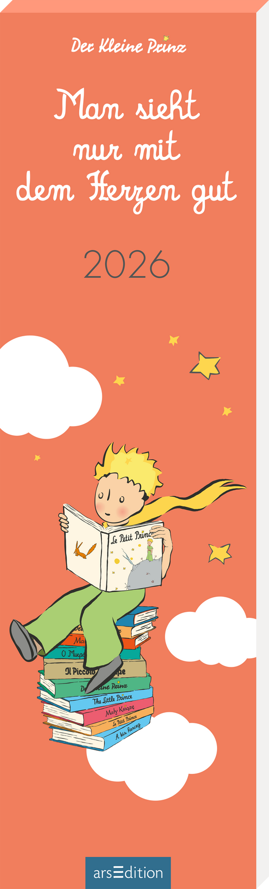 Das Buchcover in sanften Pastelltönen zeigt den „Kleinen Prinzen“, der auf einem Stapel von Büchern sitzt und ein Buch liest. Um ihn herum schweben weiße Wolken und funkelnde Sterne. Der Titel „Man sieht nur mit dem Herzen gut“ ist in verspielter, weißer Schrift oben platziert, gefolgt von der Jahreszahl „2026“. Ganz unten mittig steht der Logoschriftzug von arsEdition.
