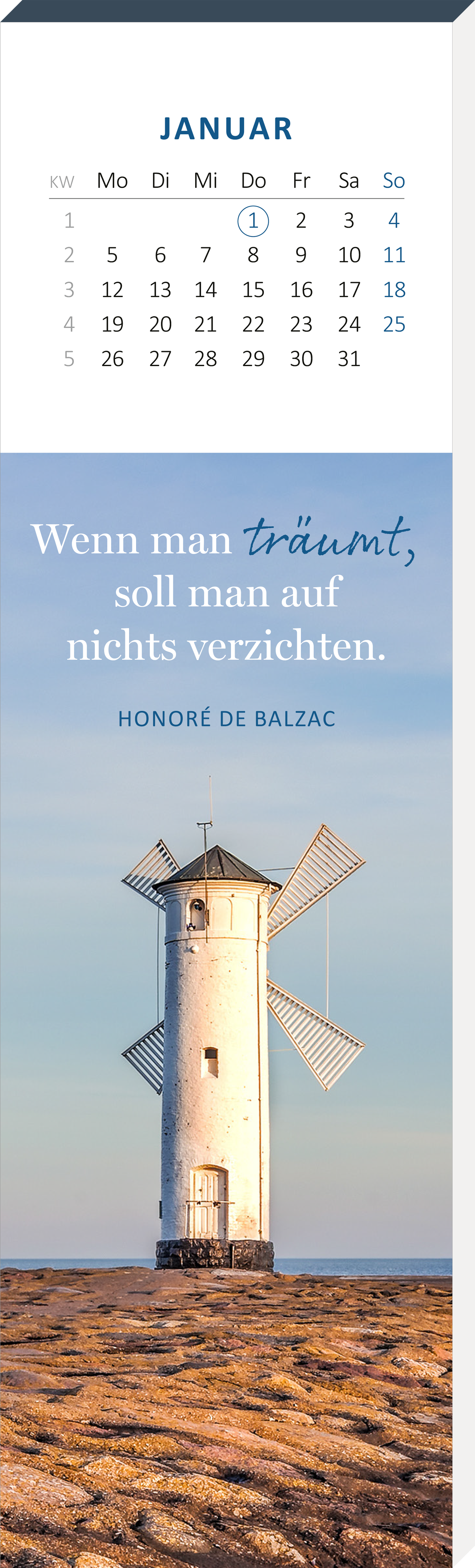 Gezeigt wird eine Innen- oder Zusatzansicht von „Lesezeichenkalender Fernblick 2026“. Die Ansicht zeigt einen Wochenkalender für Januar in Blau- und Beigetönen. Der obere Teil enthält die Wochentage und Zahlen. Darunter ist ein inspirierendes Zitat von Honoré de Balzac in eleganter Schrift. Im Hintergrund ist ein Leuchtturm vor einem sanften, hellen Himmel zu sehen, der die maritime Stimmung unterstreicht. Das Design ist klar und ansprechend, mit harmonischen Farben und einer gut...
