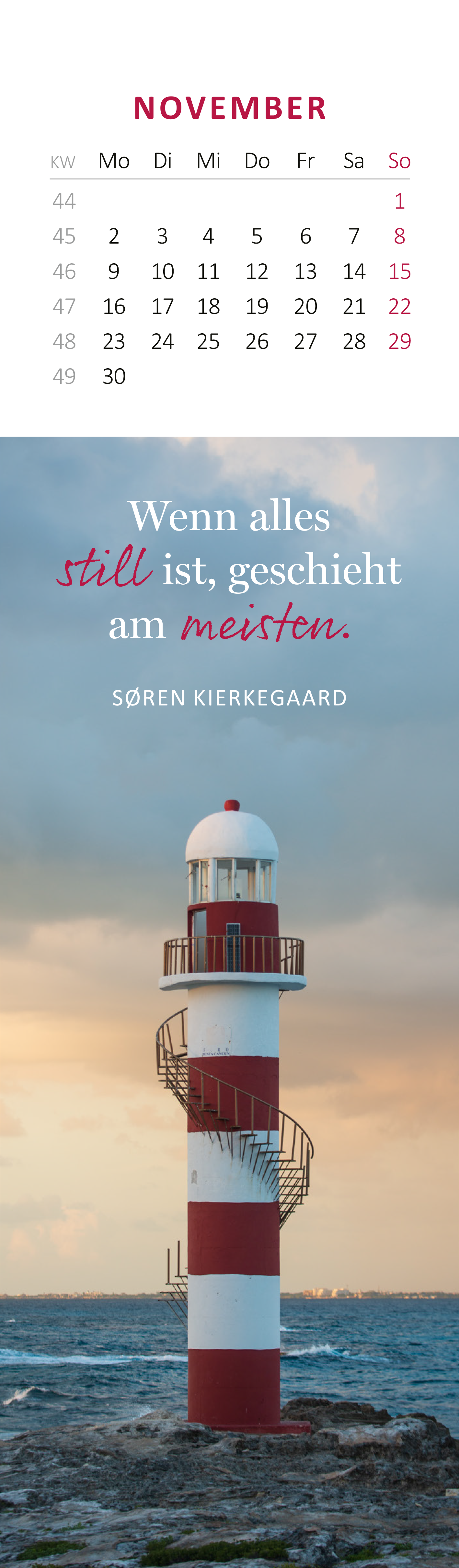 Gezeigt wird eine Innen- oder Zusatzansicht von „Lesezeichenkalender Fernblick 2026“. Die Darstellung zeigt eine lichtdurchflutete Seite für den Monat November. Oben befindet sich ein Kalender mit Wochentagen in roten Zahlen. Darunter steht ein Zitat in eleganter, zweifarbiger Typografie: „Wenn alles still ist, geschieht am meisten.“ in dunklem Violett. Die untere Hälfte zeigt einen rot-weiß gestreiften Leuchtturm an der Küste, umgeben von sanften Wellen und einer ruhigen,...