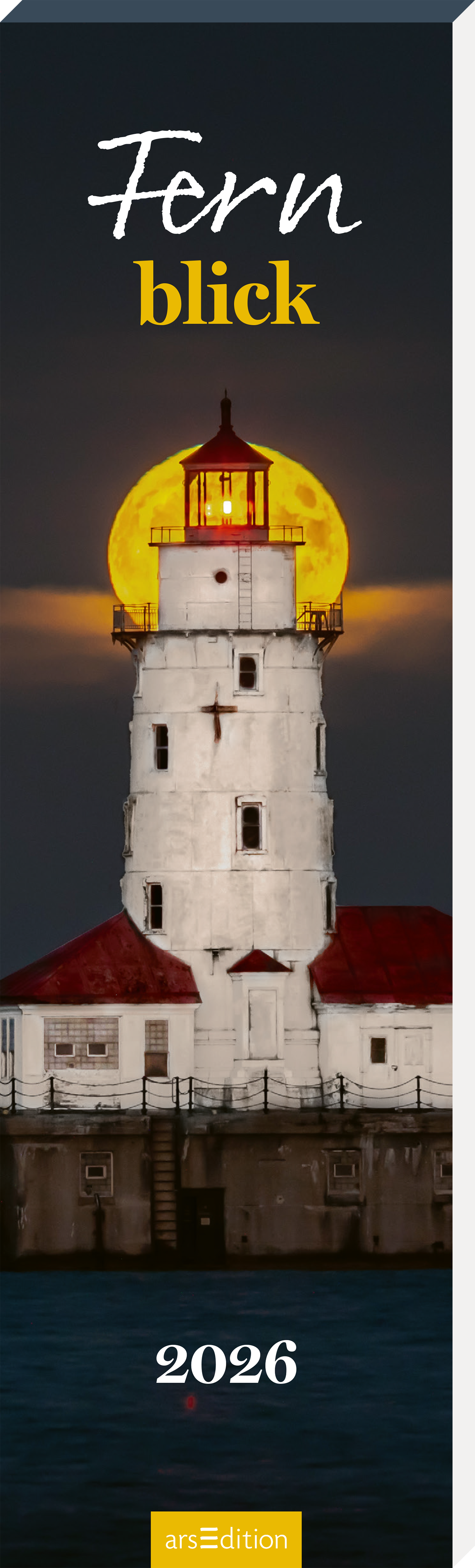 Das Cover zeigt einen hohen Leuchtturm vor einem großen, leuchtenden Mond. Der Turm ist weiß mit roten Akzenten und steht auf einem dunklen, ruhigen Gewässer. Darüber steht in eleganten, gelben Lettern der Titel „Fernblick“ und darunter das Jahr „2026“. Die Atmosphäre ist geheimnisvoll und einladend. Ganz unten mittig steht der Logoschriftzug von arsEdition.