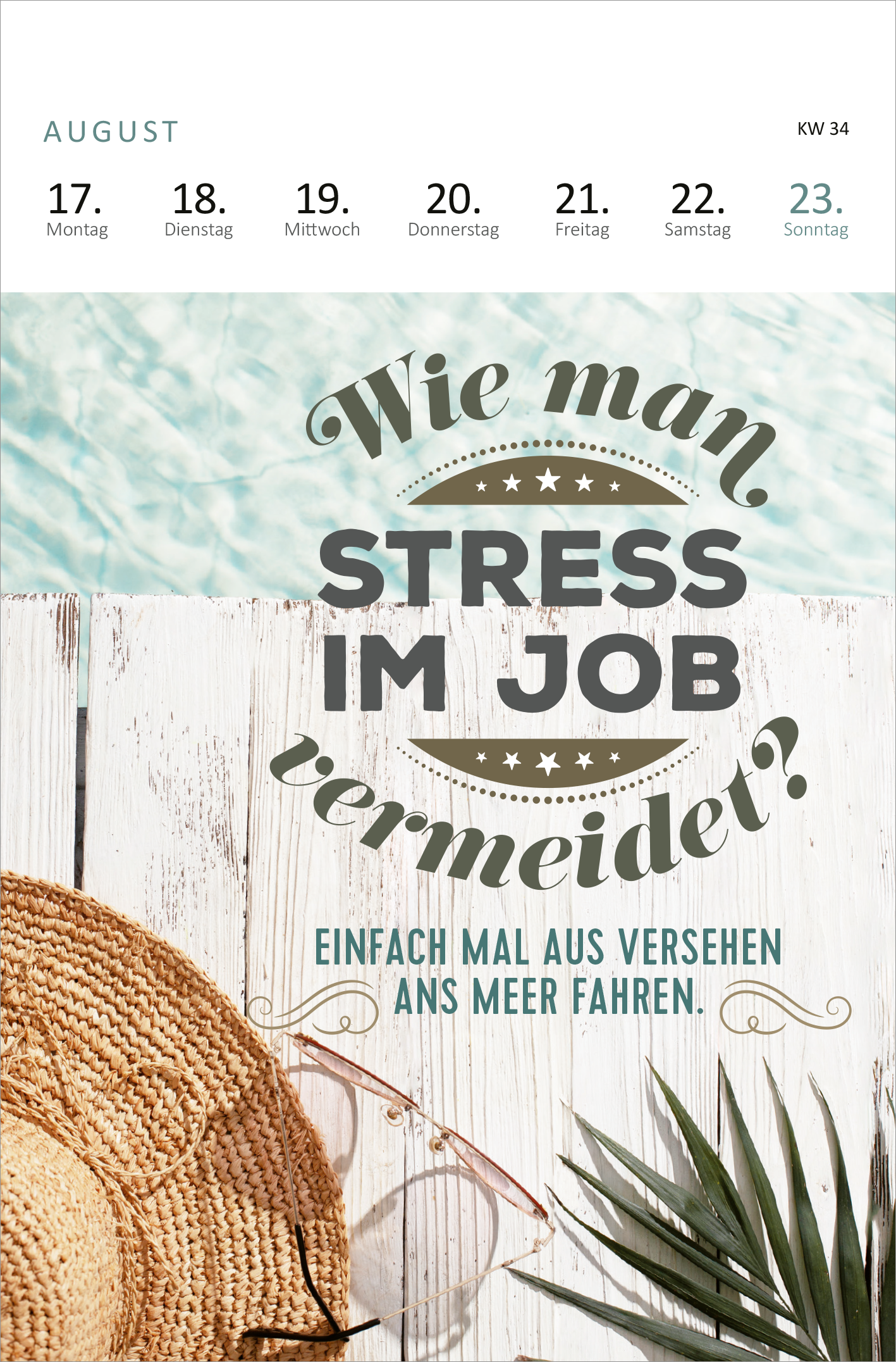 Gezeigt wird eine Innen- oder Zusatzansicht von „Wochenkalender Ich wär jetzt fertig mit dem Tag, kann der weg? 2026“. Die Gestaltung zeigt eine helle, freundliche Farbpalette mit Türkis- und Sandtönen. Im oberen Bereich sind die Wochentage und das Datum in klarer, moderner Typografie abgebildet. Zentral platziert ist die Frage „Wie man STRESS IM JOB vermeidet?“ in auffälliger, großer Schrift. Darunter steht in kleinerer Schrift: „Einfach mal aus Versehen ans Meer fahren.“...
