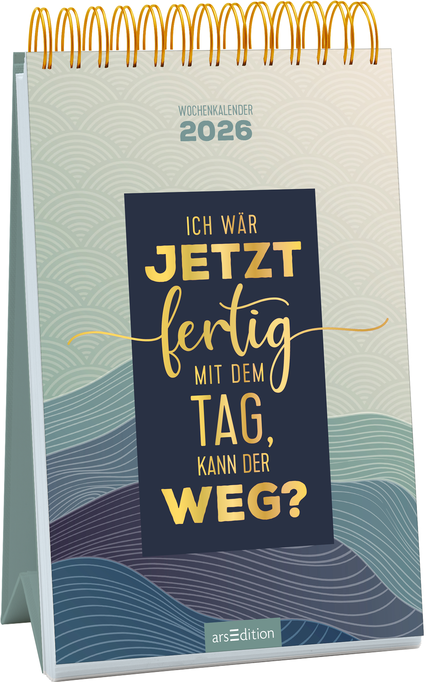 Das Cover zeigt einen aufgestellten Wochenkalender für das Jahr 2026. Die Hintergrundfarbe ist sanft beige und wird von einer wellenartigen, blaugrünen Grafik durchzogen. Im Mittelpunkt steht ein dunkelblauer Kasten mit der Aufschrift „Ich wär jetzt fertig mit dem Tag, kann der Weg?“ in goldener, eleganter Typografie, die eine entspannte und humorvolle Atmosphäre vermittelt. Oben ist in hellgrauer Schrift das Wort „Wochenkalender“ sowie die Jahreszahl „2026“ zu sehen. Ganz unten...