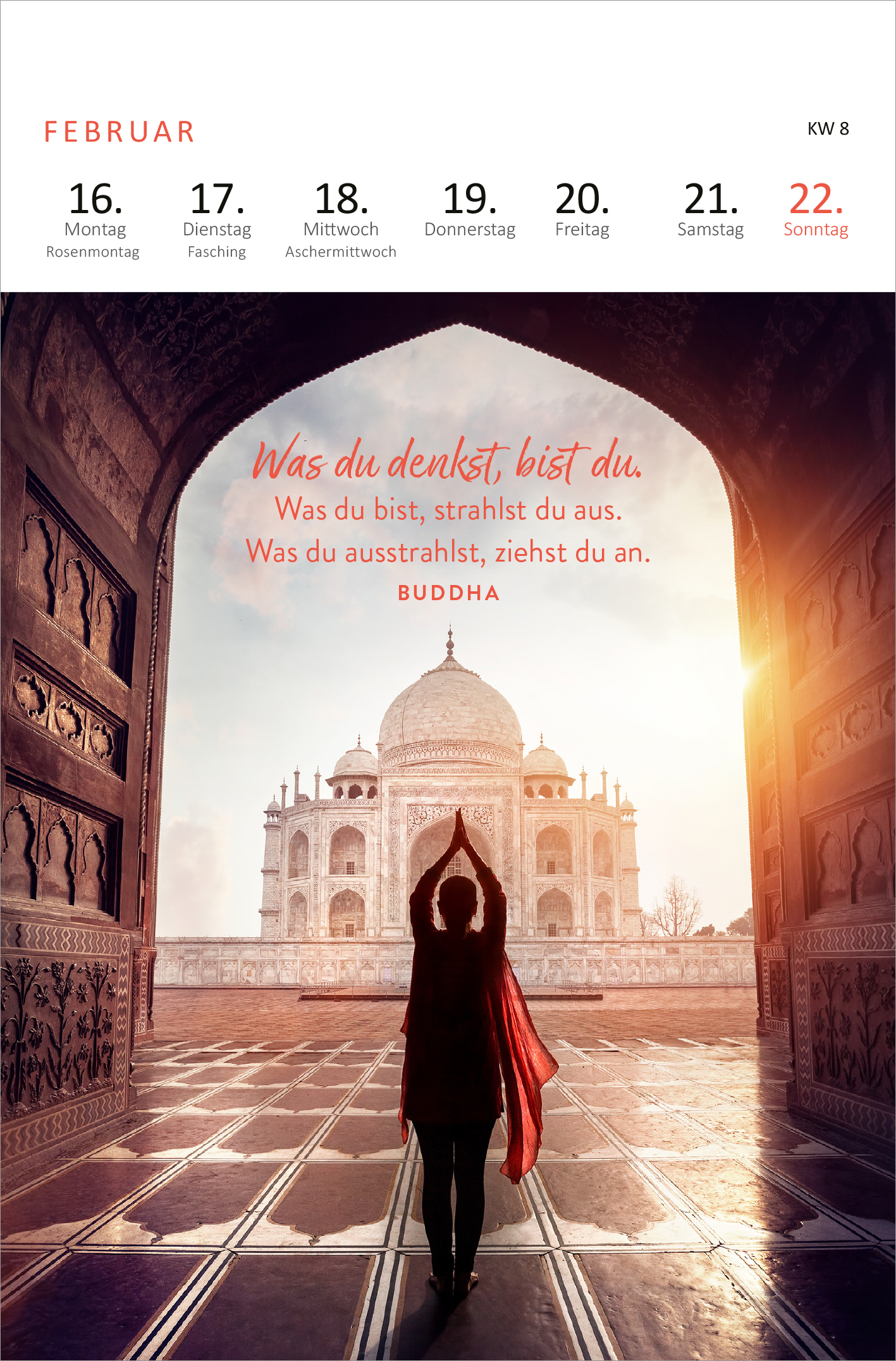 Gezeigt wird eine Innen- oder Zusatzansicht von „Wochenkalender Yogaglück 2026“. Die Ansicht zeigt einen majestätischen Ausblick auf das Taj Mahal, eingerahmt von einer kunstvollen Mauer. Im Vordergrund steht eine Person in meditierender Pose mit erhobenen Händen, die eine rote Jacke trägt. Der Hintergrund ist in warmen, sanften Farben gehalten. Zentrale Textelemente beinhalten das Zitat „Was du denkst, bist du“ in markanter, roter Schrift, ergänzt durch den Namen „Buddha“ in...
