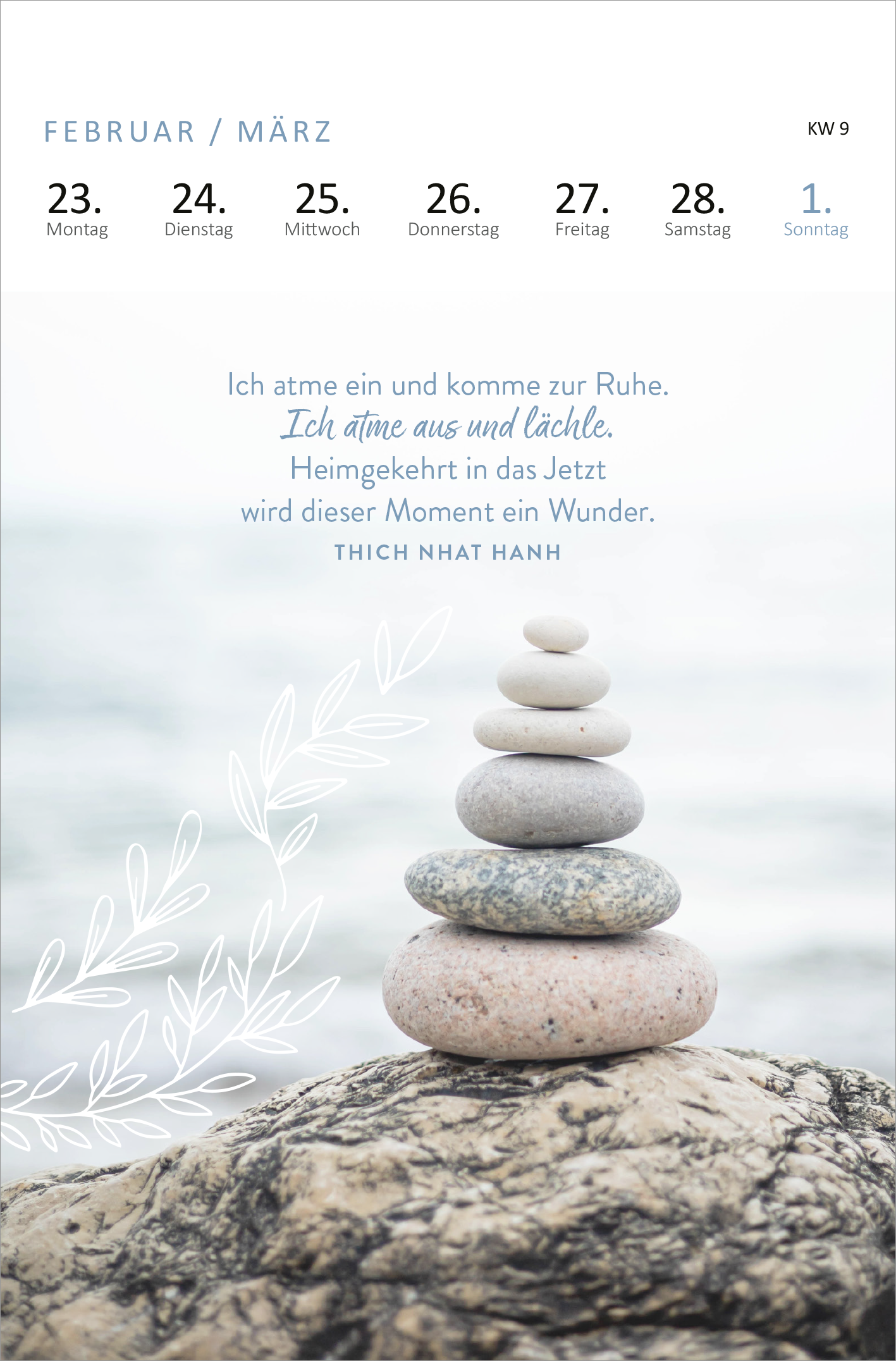 Gezeigt wird eine Innen- oder Zusatzansicht von „Wochenkalender Yogaglück 2026“. Die Seite zeigt einen sanften, hellen Hintergrund, der eine harmonische Atmosphäre schafft. Oben sind die Wochentage in klarer, moderner Schriftart angeordnet. In der Mitte befindet sich ein Zitat von Thich Nhat Hanh in eleganter Schreibschrift, umgeben von feinen Pflanzenmotiven. Am unteren Rand ist ein kunstvoll gestapelter Steinhaufen abgebildet, der Balance und Ruhe symbolisiert.