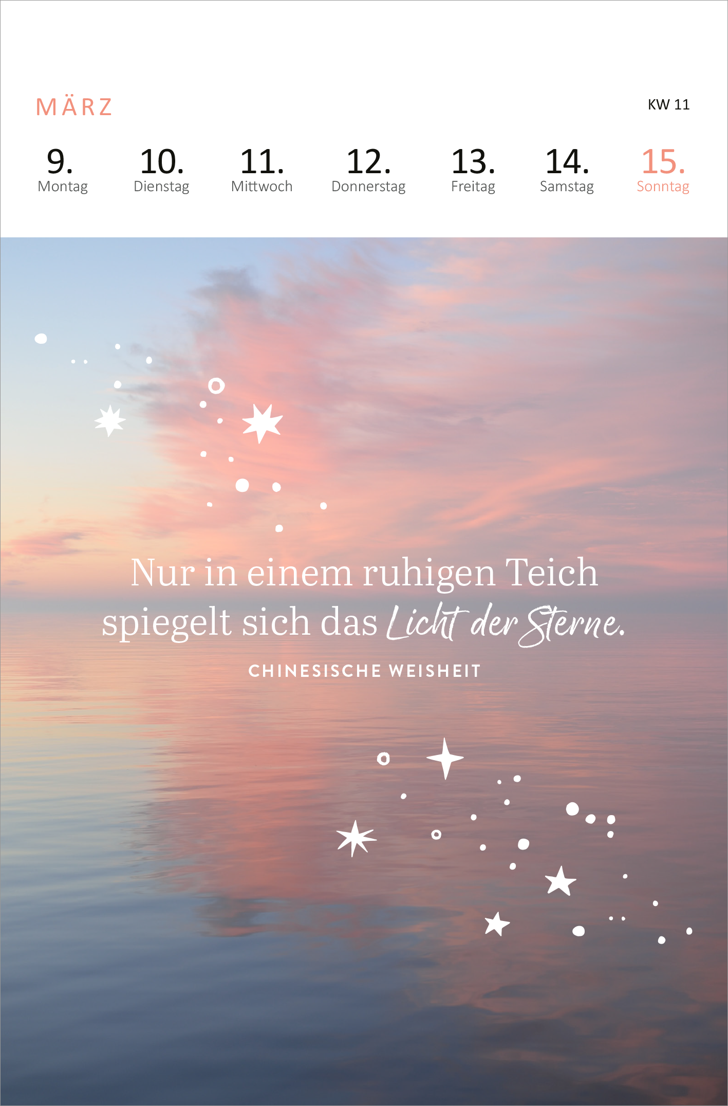 Gezeigt wird eine Innen- oder Zusatzansicht von „Wochenkalender Yogaglück 2026“. Der Kalender zeigt eine zarte, pastellfarbene Himmelslandschaft mit sanften Rosa- und Blautönen. In der unteren Hälfte des Designs befindet sich eine beruhigende Wasseroberfläche, die die Farben reflektiert. Zentral ist ein inspirierendes Zitat in eleganter, geschwungener Schrift: „Nur in einem ruhigen Teich spiegelt sich das Licht der Sterne.“ Das Zitat wird begleitet von zarten, weißen Sternen und...