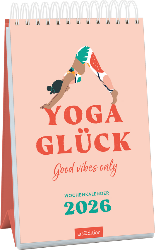 Das Cover des „Yoga Glück“ Wochenkalenders 2026 zeigt eine stilisierte Frau in einer Yoga-Pose vor einem sanften, korallenfarbenen Hintergrund. Der Titel „YOGA GLÜCK“ ist in großen, kräftigen Buchstaben in Rot gehalten, während der Untertitel „Good vibes only“ in einer eleganten, handschriftlichen Schriftart in Weiß erscheint. Ganz unten mittig steht der Logoschriftzug von arsEdition.