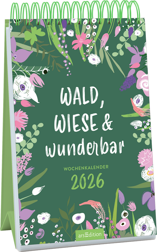 Auf grünem Hintergrund sind bunte, verspielte Blumen und Pflanzen abgebildet, die eine fröhliche, lebendige Atmosphäre erzeugen. In der Mitte prangt der Titel „WALD, WIESE & wunderbar“ in einer handgeschriebenen Schriftart, die durch ihre weiße Farbe auffällt. Darunter steht in kleinerer Schrift „Wochenkalender 2026“. Ganz oben ist ein stabiler grüner Spiralring sichtbar. Ganz unten mittig steht der Logoschriftzug von arsEdition.