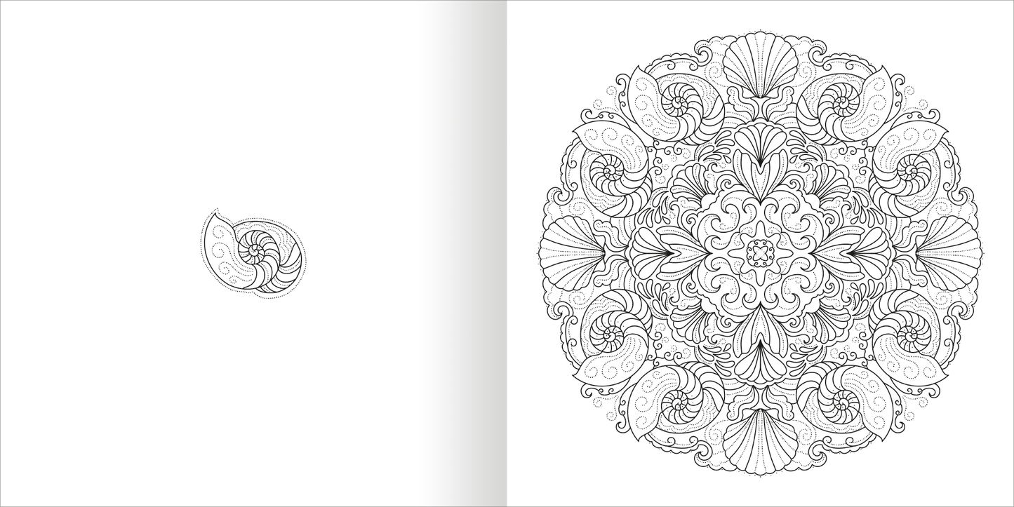 Gezeigt wird eine Innen- oder Zusatzansicht von „Mandala-Zauber – Am Meer“. Die Abbildung zeigt eine große, runde Mandala-Gestaltung, die von symmetrischen Muschelmustern und fließenden, organischen Linien geprägt ist. Links ist ein kleineres Motiv in Form einer Muschel abgebildet, das ebenfalls in feinen Details gestaltet ist.