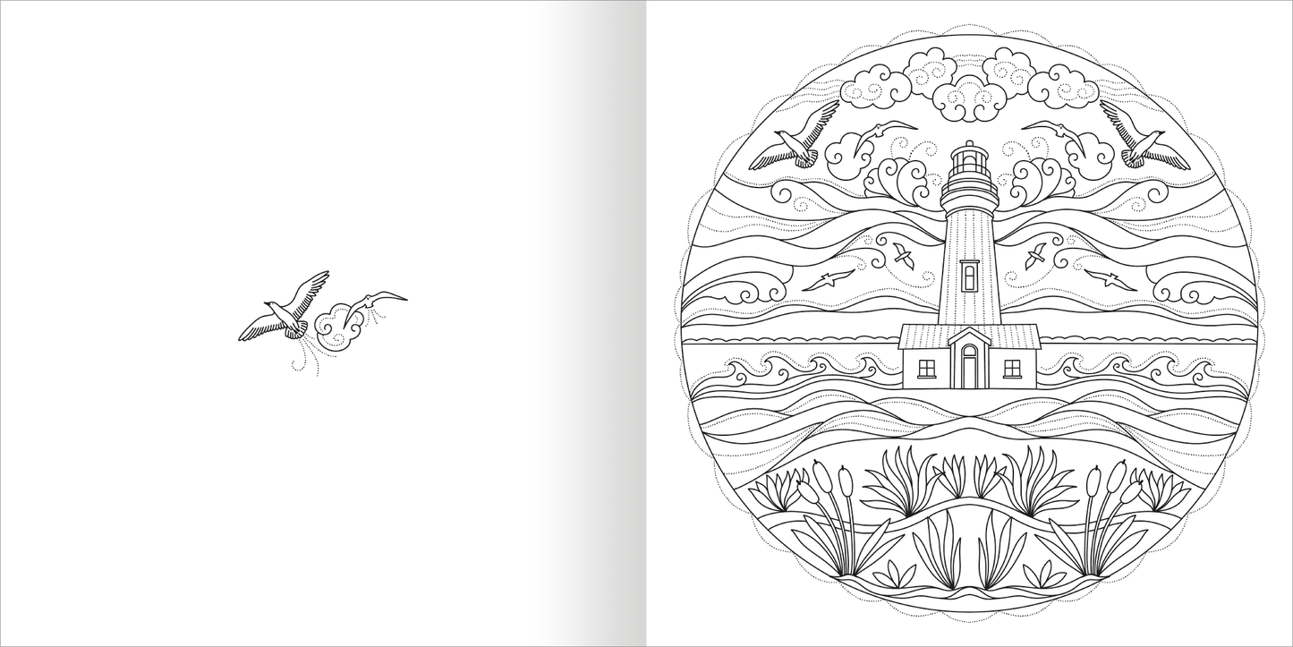 Gezeigt wird eine Innen- oder Zusatzansicht von „Mandala-Zauber – Am Meer“. Die rechte Seite zeigt ein detailliertes Mandala mit einem Leuchtturm im Zentrum, umgeben von geschwungenen Wellen und stilisierten Sturmwolken. Sanfte, fließende Linien verleihen der Komposition Dynamik. Links fliegen zwei Vögel über das Wasser. Die Schwarz-Weiß-Illustration lädt zum Ausmalen ein.