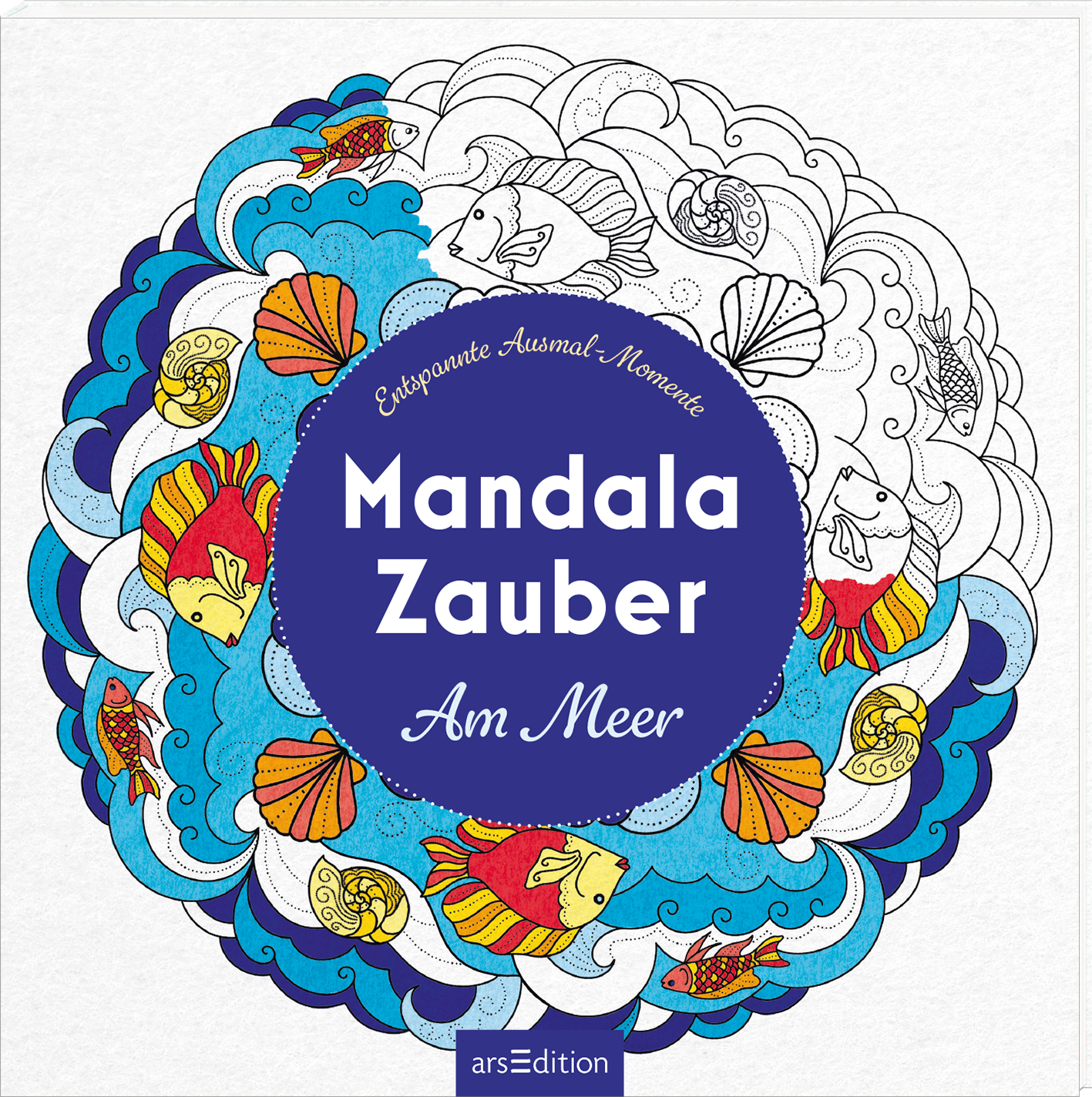 In der Mitte des 3D-Covers steht der Titel „Mandala Zauber Am Meer“ in großer, weißer Schrift auf einem runden, dunkelblauen Hintergrund. Der Hintergrund zeigt ein lebhaftes Meeresszenario mit bunten Fischen, Muscheln und Wellen in Blau- und Gelbtönen, die eine entspannende Atmosphäre vermitteln. Ein Viertel des Mandalas ist noch nicht ausgemalt. Oben ist der Untertitel „Entspannende Ausmal-Momente“ in einer schmalen, verschnörkelten Schrift platziert. Ganz unten mittig steht der...