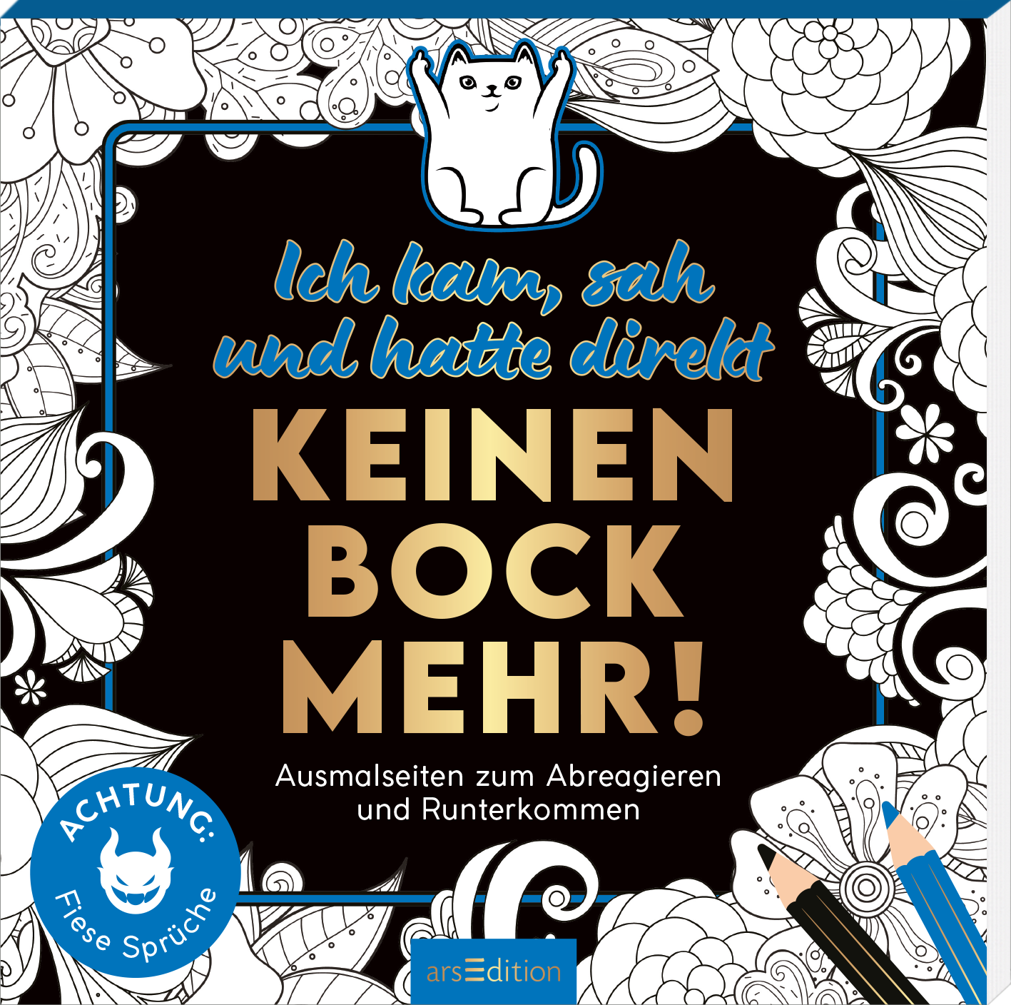 Das Buchcover zeigt einen schwarzen Hintergrund mit lebhaften, handgezeichneten weißen Mustern und floralen Elementen. Oben steht der Titel „Ich kam, sah und hatte direkt KEINEN BOCK MEHR!“ in großen goldenen Buchstaben, darüber schwebt eine niedliche, weiß-graue Katze. Ein gelber Hinweisband mit dem Text „ACHTUNG: Fiese Sprüche“ ist am oberen Rand platziert. Ganz unten mittig steht der Logoschriftzug von arsEdition.