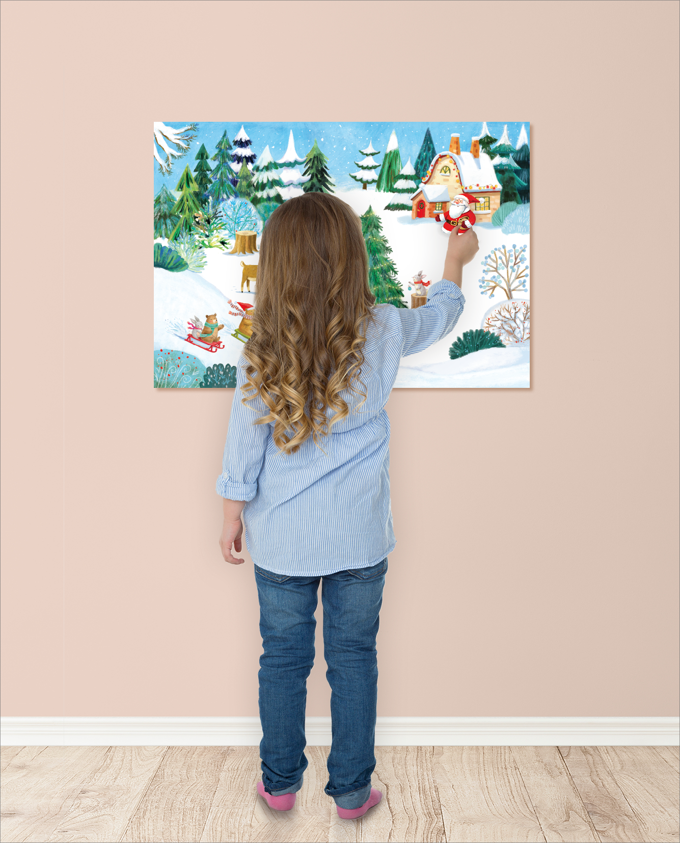 Gezeigt wird eine Innen- oder Zusatzansicht von „Mein Adventskalender mit Stickern“. Das Szenario zeigt ein winterliches Landschaftsbild mit verschiedenen bunten Häusern und verschneiten Bäumen. Eine kleine Person mit langen, lockigen Haaren steht mit dem Rücken zur Kamera und hält einen Sticker in der Hand. Die Farben sind lebhaft und fröhlich, geprägt von kühlen Blautönen und warmen, einladenden Akzenten. Die Illustration ist detailliert, mit verspielter Typografie im oberen...