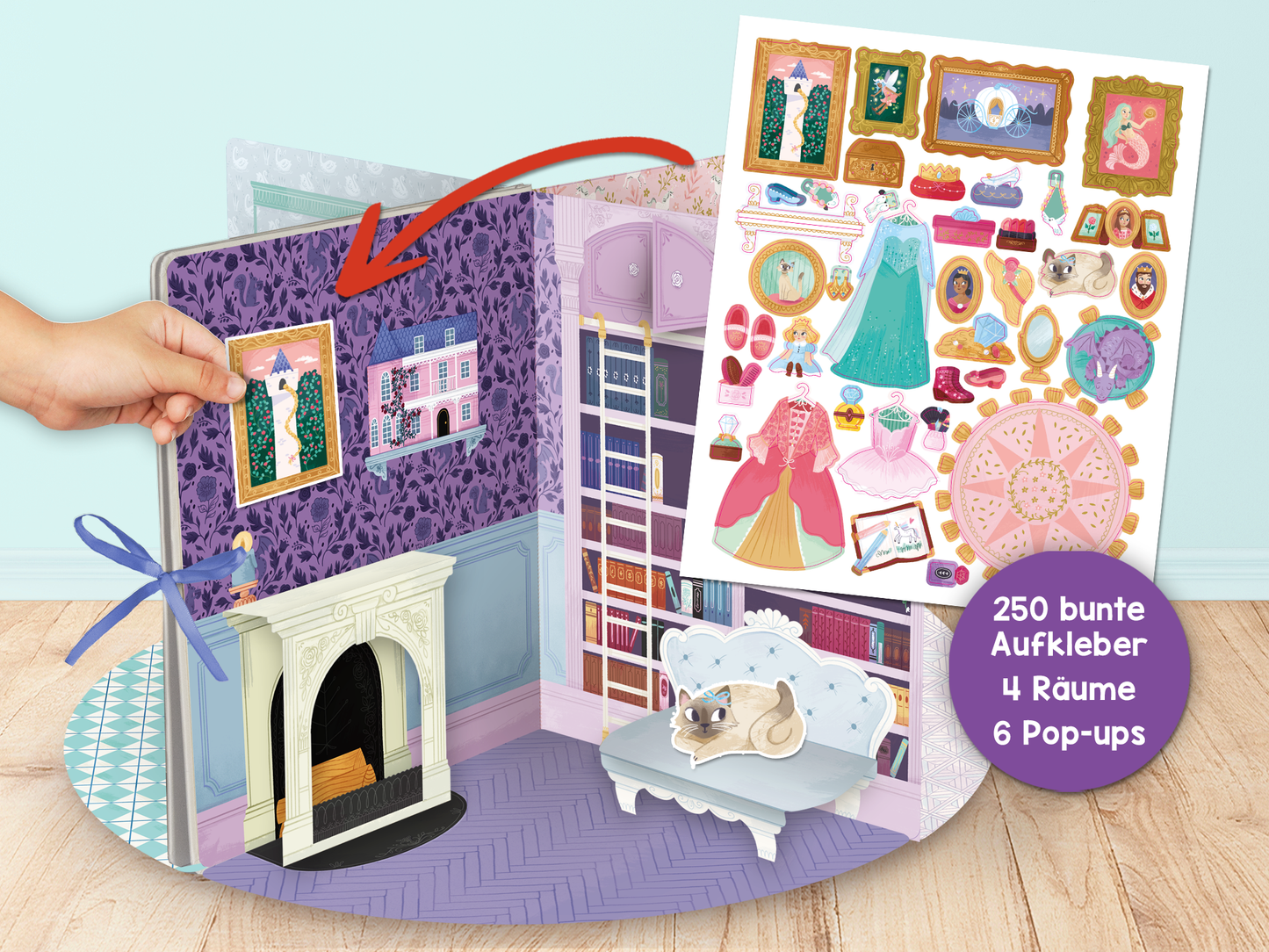 Die Innenseite aus dem Buch „Mein großes Sticker-Spielschloss“ zeigt eine farbenfrohe und detaillierte Szenerie. Auf der linken Seite befindet sich ein Kamin mit weißen Säulen und ein Sofa, auf dem eine Katze sitzt. Die rechte Seite ist mit einem Bücherregal und Bildern geschmückt. Ein großer Bogen rechts zeigt die enthaltenen 250 Aufkleber, darunter Kleider, Schmuck und Charaktere. Hintergrundfarben sind lila und pastell. Über die Seite zieht ein Pfeil, der auf den Wandbild mit...