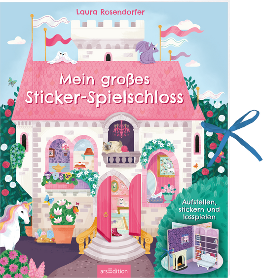 Das Cover zeigt ein fantasievolles, rosa Schloss mit einer geschmackvollen Dachgestaltung und bunten Wimpeln. Vor dem Schloss sind bunte Blumen und eine einladende Haustür mit einem Türbogen zu sehen. Im Inneren sind verschiedene Spielräume erkennbar, die mit Spielsachen und liebevollen Details dekoriert sind. Der Titel „Mein großes Sticker-Spiels Schloss“ ist in freundlicher, großer Schrift platziert. Ganz unten mittig steht der Logoschriftzug von arsEdition.