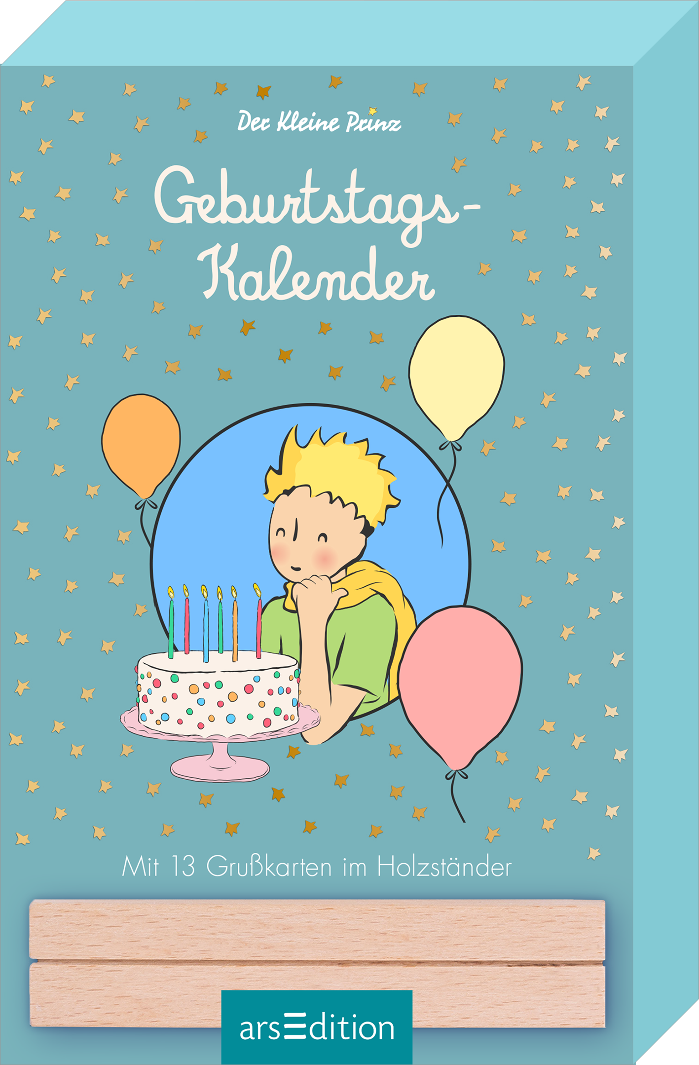 Auf dem Cover des „Geburtstags-Kalenders“ von „Der kleine Prinz“ ist ein Junge mit blonden Haaren zu sehen, der nachdenklich neben einer bunten Geburtstagstorte steht. Die Torte ist mit Kerzen geschmückt und auf einem gefälligen, runden Teller platziert. Bunte Luftballons in Gelb, Orange und Blau umgeben die Szene, die vor einem sanften, hellblauen Hintergrund mit goldenen Sternen strahlt. Der Titel „Geburtstags-Kalender“ ist in freundlicher, verspielter Schrift darüber...