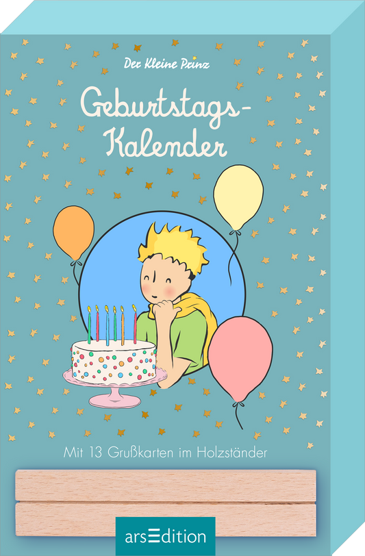 Auf dem Cover des „Geburtstags-Kalenders“ von „Der kleine Prinz“ ist ein Junge mit blonden Haaren zu sehen, der nachdenklich neben einer bunten Geburtstagstorte steht. Die Torte ist mit Kerzen geschmückt und auf einem gefälligen, runden Teller platziert. Bunte Luftballons in Gelb, Orange und Blau umgeben die Szene, die vor einem sanften, hellblauen Hintergrund mit goldenen Sternen strahlt. Der Titel „Geburtstags-Kalender“ ist in freundlicher, verspielter Schrift darüber...