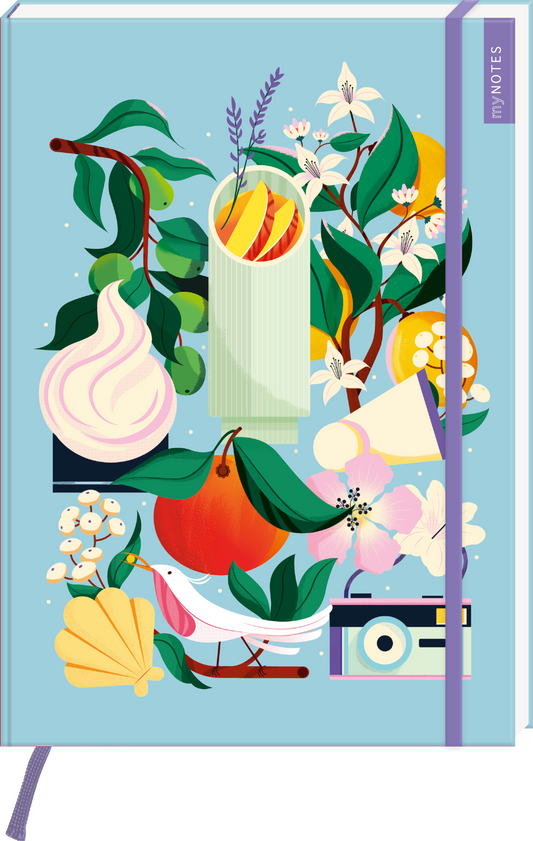 Das Buchcover zeigt eine harmonische Anordnung lebendiger Illustrationen von Pflanzen, Früchten und verschiedenen Objekten. Dominierende Farben sind sanfte Blau- und Grüntöne, ergänzt durch leuchtendes Rot, Gelb und Rosa. In der Mitte befindet sich ein hoher, grüner Becher, umgeben von einem bunten Mix aus Blüten, einer weißen Taube, einer Kamera und anderen floralen Motiven. Flankiert wird das Cover von einem lila Lesezeichen und oben rechts steht „myNOTES“ in klarer Schrift. Ganz...