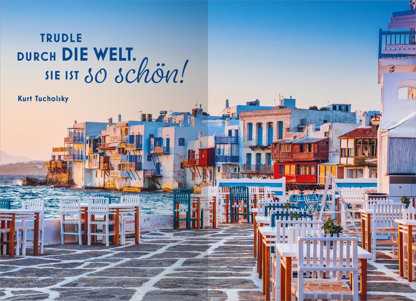 Gezeigt wird eine Innen- oder Zusatzansicht von „Mein Reisetagebuch – Farben des Sommers“. Die Seite präsentiert eine zauberhafte Küstenansicht mit traditionellen weißen Gebäuden und blauer See. Im Vordergrund sind Tische und Stühle auf einem gepflasterten Weg angeordnet. Die Farben sind warm und einladend, dominierend sind sanfte Blau- und Erdtöne. Die Typografie hebt den Satz „Trudle durch DIE WELT. Sie ist so schön!“ in kräftigem Blau und feiner Schrift hervor, ergänzt...