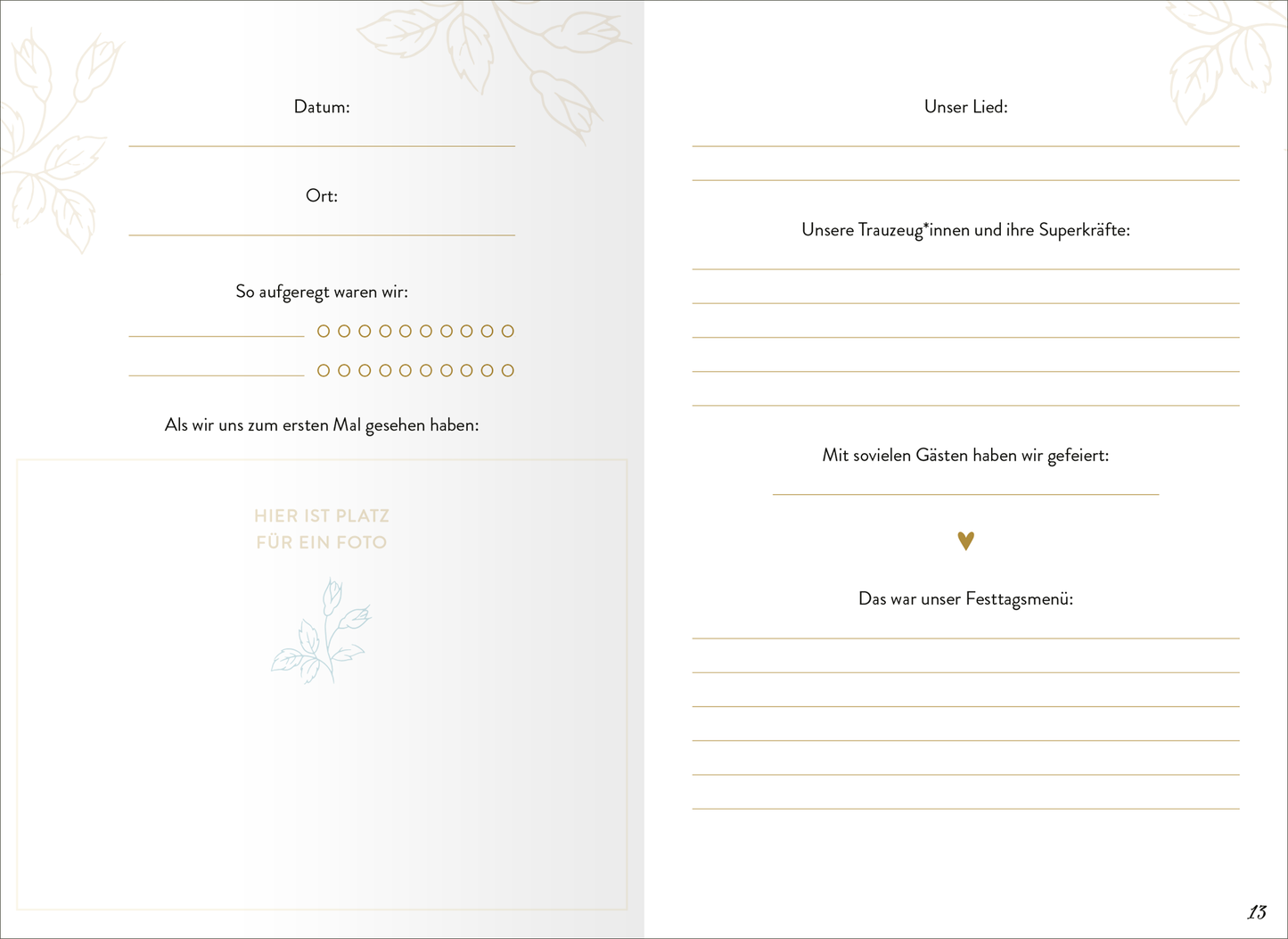 Gezeigt wird eine Innen- oder Zusatzansicht von „Für immer wir beide“. Die Seite ist in sanften, hellen Farben gehalten und enthält ansprechende, minimalistische grafische Elemente in Form von Blättern. Auf der linken Seite sind Bereiche für Datum, Ort und persönliche Notizen in eleganter, gut lesbarer Schrift gestaltet, während Platz für ein Foto ausgewiesen ist. Die rechte Seite bietet Zeilen für Liedtitel und Erinnerungen an die Feier, akzentuiert durch eine herzförmige...