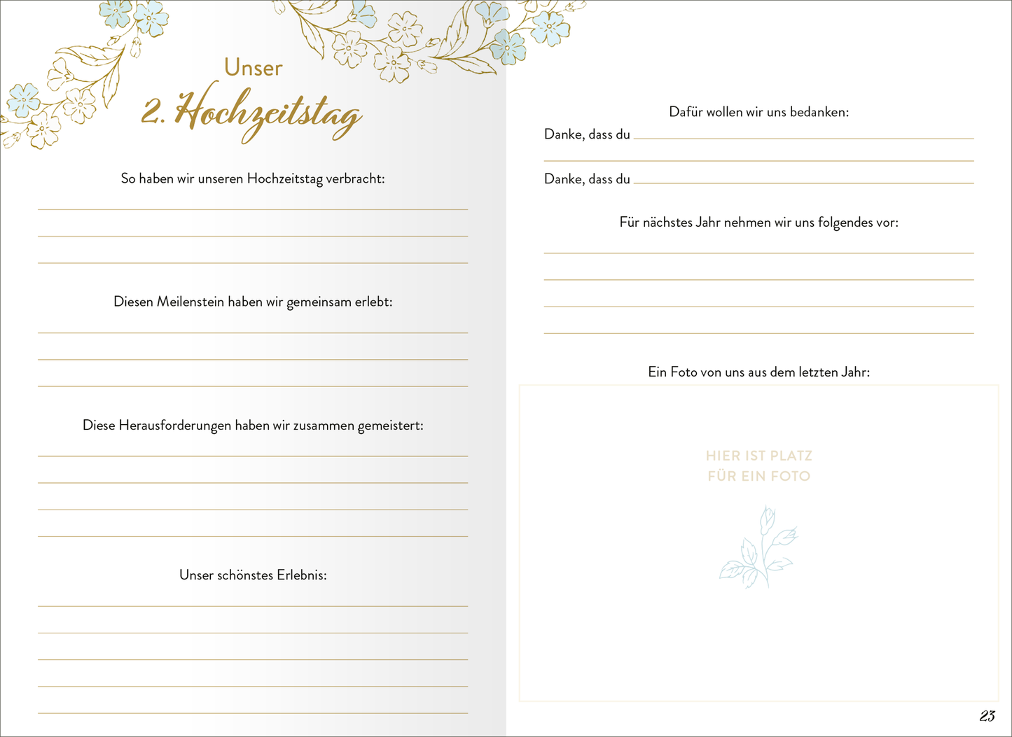 Gezeigt wird eine Innen- oder Zusatzansicht von „Für immer wir beide“. Die Seite ist in sanften Pastellfarben gehalten, mit feinen goldenen Akzenten. Oben steht „Unser 2. Hochzeitstag“ in eleganter, geschwungener Schrift. Auf der linken Seite befinden sich mehrere Linien für handschriftliche Einträge, während die rechte Seite Platz für ein Foto bietet, umrahmt von zarten Blumenillustrationen. Die Typografie ist klar und gut lesbar, mit Platz für persönliche Erinnerungen und...