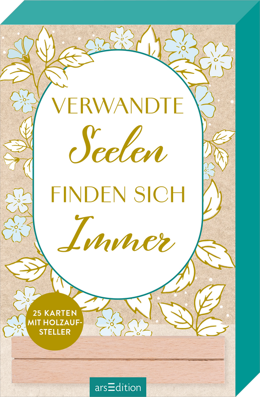 Das Buchcover zeigt einen beige-farbenen Hintergrund mit zarten, floralen Mustern in Weiß und Gold. In der Mitte befindet sich ein ovaler, weißer Rahmen, der den Titel „Verwandte Seelen finden sich immer“ in eleganter, goldfarbener Schrift präsentiert. Unter dem Titel steht der Hinweis „25 Karten mit Holzaufsteller“ in einem runden, grünen Button. Der Gesamteindruck vermittelt Wärme und Geborgenheit. Ganz unten mittig steht der Logoschriftzug von arsEdition.