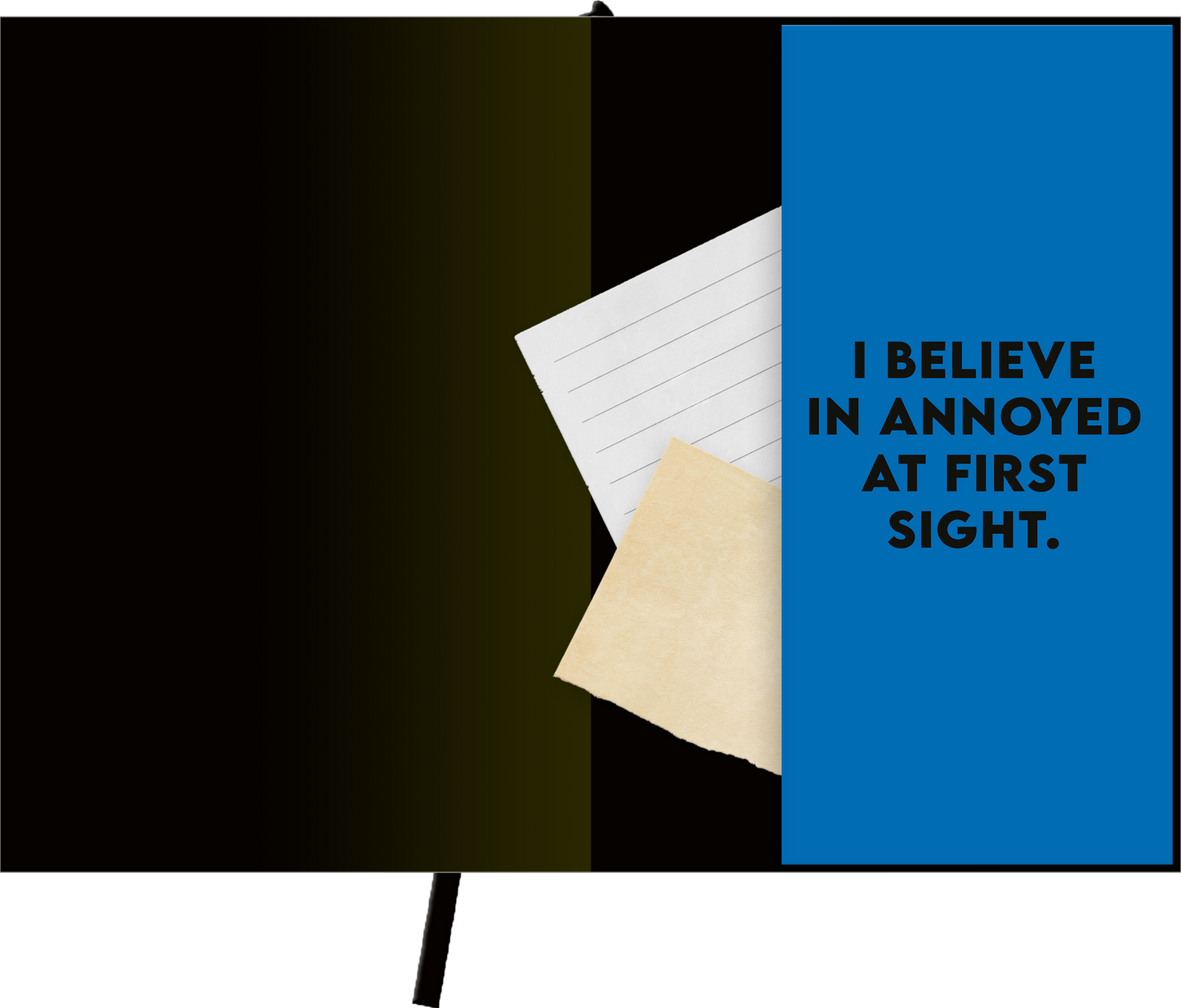 Gezeigt wird eine Innen- oder Zusatzansicht von „Böse Sprüche Notizbuch A5: Please dontt interrupt me while Im ignoring you“. Der hintere Teil des Notizbuchs ist in einem schlichten Schwarz gehalten, während ein blauer Bereich links prominent hervortritt. Dort steht in großer, fetter Schrift der Text „I believe in annoyed at first sight“. Zusätzlich sind lose Blätter in Weiß und Beige sichtbar, die dem Layout eine interessante Textur verleihen.