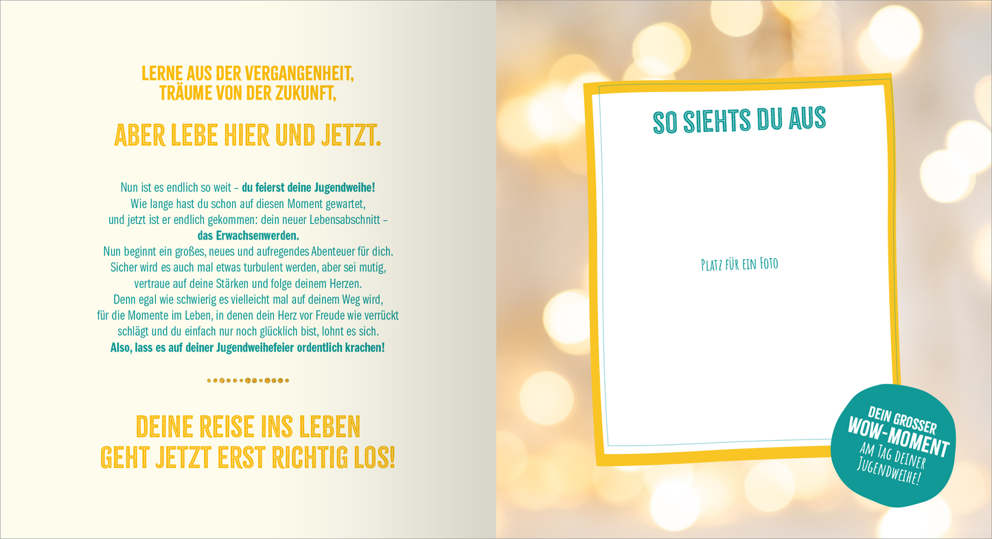 Gezeigt wird eine Innen- oder Zusatzansicht von „Meine Jugendweihe“. Die Seite ist in sanften Farbtönen gehalten, mit einer hellen, verschwommenen Hintergrundgestaltung, die an festliche Lichter erinnert. Auf der linken Seite steht in grüner Schrift der Text „Lerne aus der Vergangenheit, träume von der Zukunft. Aber lebe hier und jetzt.“ Auf der rechten Seite befindet sich ein leuchtend gelbes Rechteck mit der Überschrift „SO SIEHTS DU AUS“ in blauer Schrift. Darunter ist ein...