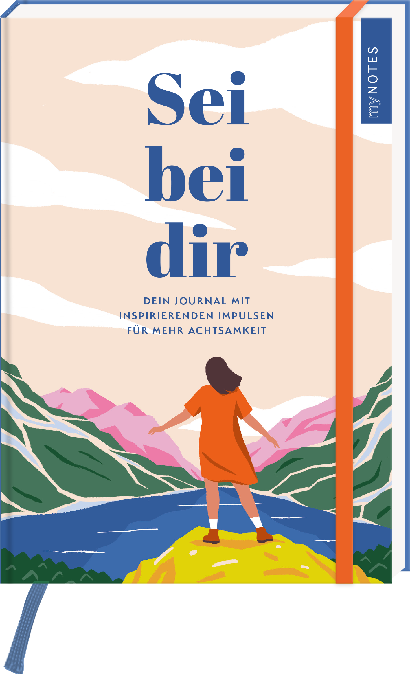 Auf dem Buchcover ist eine stilisierte Landschaft mit sanften Hügeln und einem Fluss zu sehen. In der Mitte steht eine Figur in einem roten Kleid, die auf einen gewellten Bergblick schaut. Der Titel „Sei bei dir“ ist in großen, blauen Buchstaben oberhalb der Figur platziert. Darunter steht der Untertitel „Dein Journal mit inspirierenden Impulsen für mehr Achtsamkeit“ in kleineren Schriftarten. Oben rechts ist der Schriftzug „my NOTES“ zu erkennen. Ganz unten mittig steht der...