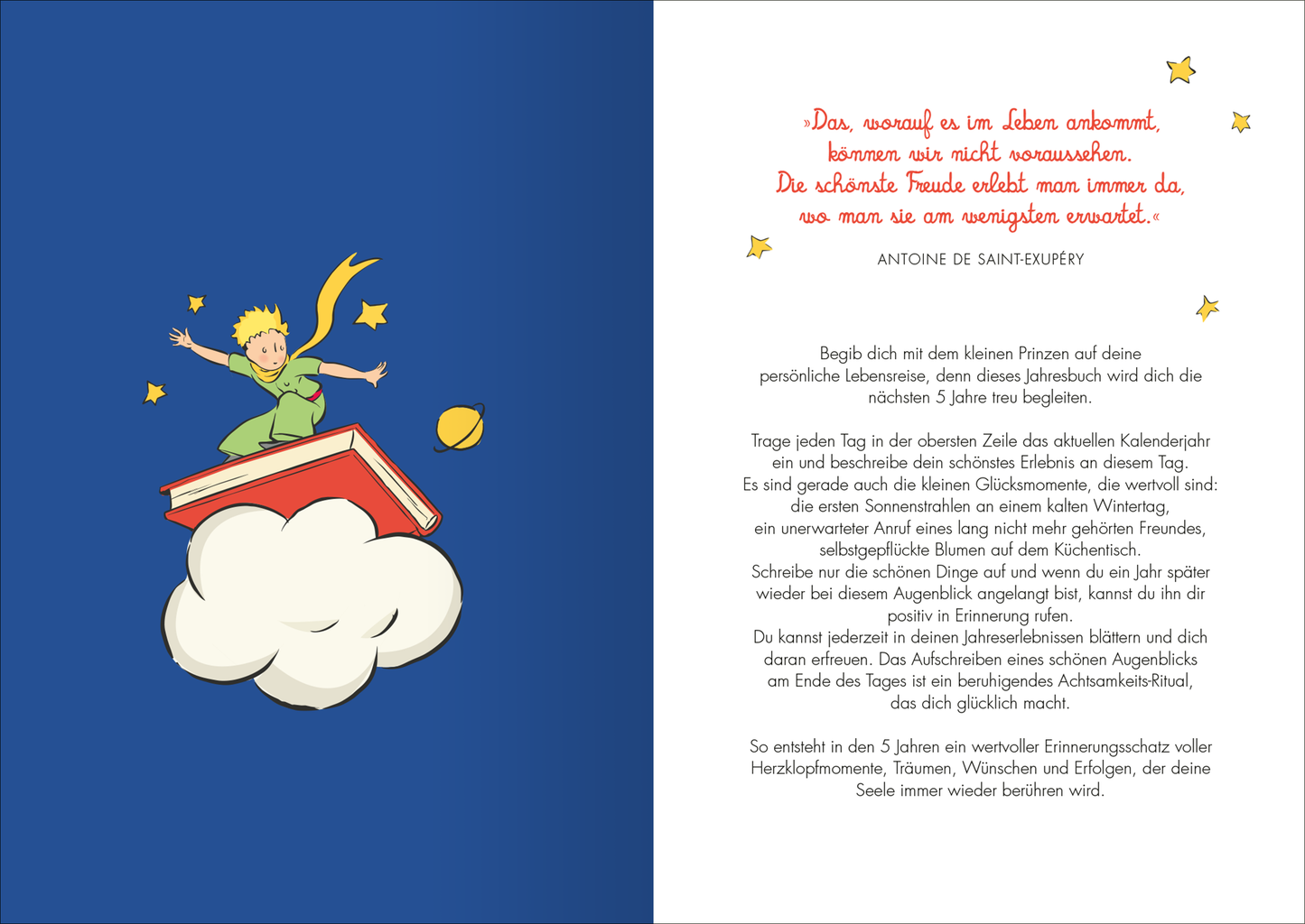Gezeigt wird eine Innen- oder Zusatzansicht von „Der kleine Prinz 5 Jahresbuch“. Auf der linken Seite schwebt der kleine Prinz, umgeben von gelben Sternen, und sitzt auf einem großen, roten Buch, das eine Wolke darstellt. Der Hintergrund ist ein einheitliches, tiefes Blau. Auf der rechten Seite steht ein Zitat in rotem, handschriftlichem Font sowie ein Text in klarer, gut lesbarer schwarzer Schrift. Die Kombination aus verspielt-bunten Elementen und sanften Farben schafft eine einladende...