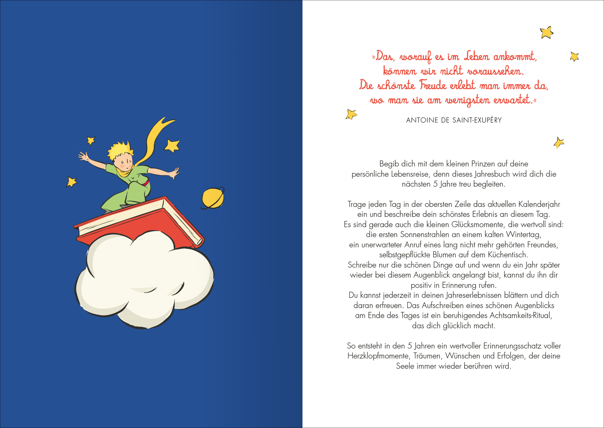 Gezeigt wird eine Innen- oder Zusatzansicht von „Der kleine Prinz 5 Jahresbuch“. Auf der linken Seite schwebt der kleine Prinz, umgeben von gelben Sternen, und sitzt auf einem großen, roten Buch, das eine Wolke darstellt. Der Hintergrund ist ein einheitliches, tiefes Blau. Auf der rechten Seite steht ein Zitat in rotem, handschriftlichem Font sowie ein Text in klarer, gut lesbarer schwarzer Schrift. Die Kombination aus verspielt-bunten Elementen und sanften Farben schafft eine einladende...