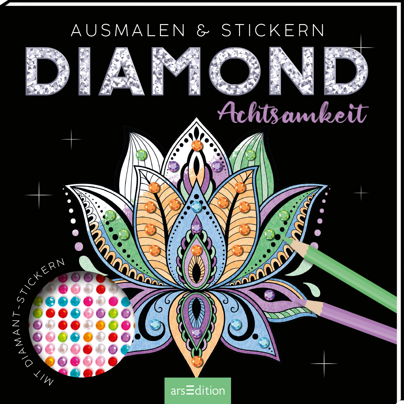 Das Buchcover zeigt eine bunte, mandalaartige Lotusblume, deren Details in lebendigen Farben wie Blau, Grün, Pink und Orange gestaltet sind. Der Hintergrund ist tiefschwarz, was die Farben hervorhebt. Oben ist der Titel „DIAMOND“ in großen, glitzernden Buchstaben zu sehen, darunter steht „Achtsamkeit“ in eleganter Schrift. Links unten befindet sich ein Kreis mit Diamant-Stickern in verschiedenen Farben. Ganz unten mittig steht der Logoschriftzug von arsEdition.