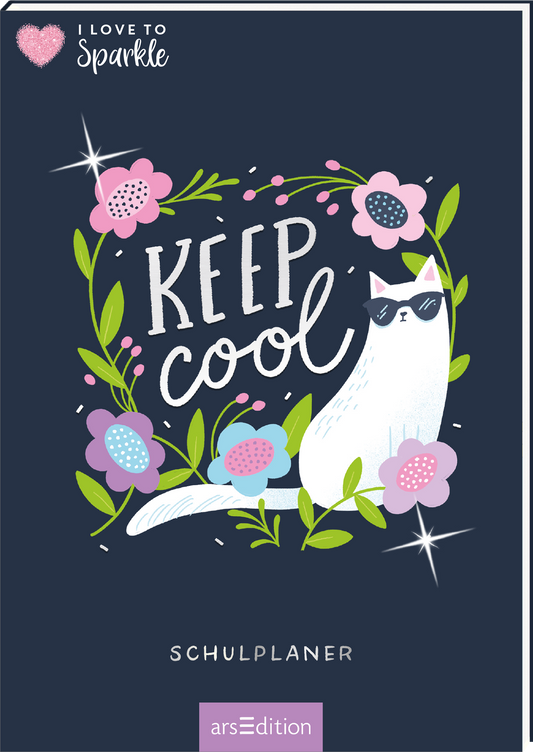 Auf dem Buchcover ist ein dunkelblauer Hintergrund zu sehen, der mit bunten Blumenmotiven und einer stilisierten weißen Katze geschmückt ist. Die Katze trägt eine Sonnenbrille und sitzt entspannt unter dem handschriftlichen Schriftzug „KEEP COOL“, der in verspielten Buchstaben gestaltet ist. Der Titel „SCHULPLANER“ befindet sich am unteren Rand des Covers. Ganz unten mittig steht der Logoschriftzug von arsEdition.