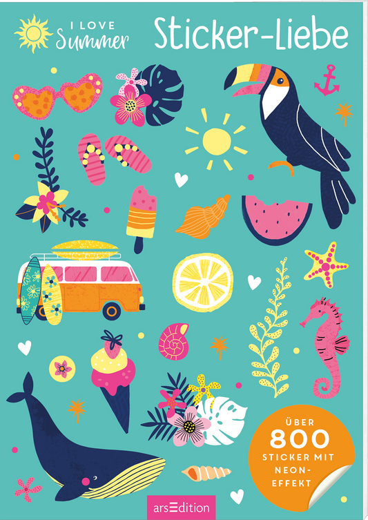 Der Hintergrund des Buchcovers ist in einem hellen Türkis gehalten. Darauf sind bunte Illustrationen von Sommer-Motiven wie einer Palme, einem Tukán, einer Limone, Flip-Flops und einem nostalgischen VW-Bus zu sehen. Die Schriftzüge „I love Summer“ und „Sticker-Liebe“ erscheinen in lebhaften Farben, wobei „Sticker-Liebe“ in einem spielerischen, großen Schriftstil gestaltet ist. Unten rechts prangt ein orangener Button mit dem Text „Über 800 Sticker mit Neon-Effekt“. Ganz...