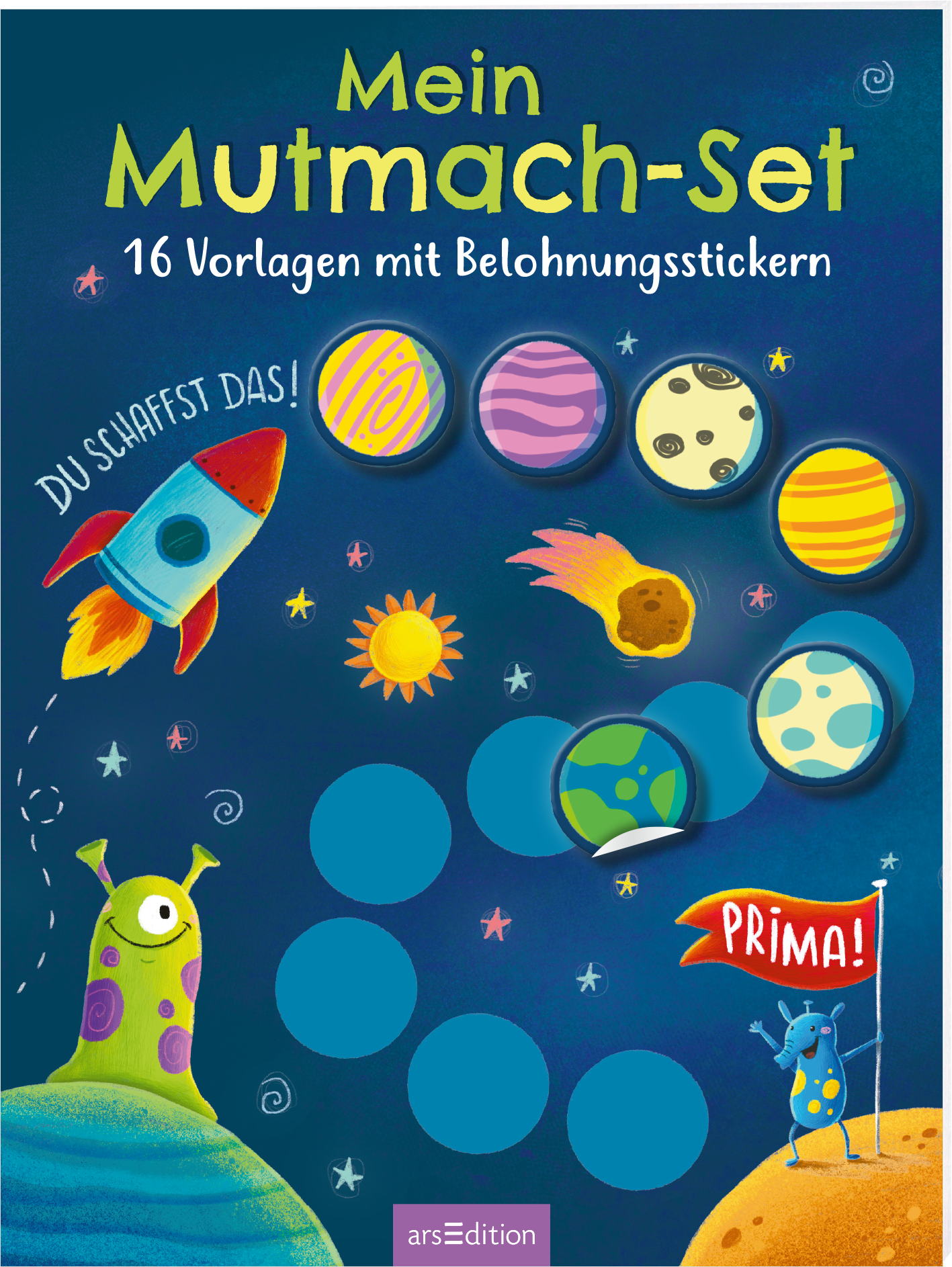Auf dem 3D-Buchcover „Mein Mutmach-Set“ dominiert ein tiefblauer Hintergrund, der eine kindliche Weltraumatmosphäre vermittelt. Mit bunten, verspielten Illustrationen sind verschiedene Planeten und ein Raketenmotiv zu sehen. Zwei niedliche Aliens zieren die untere Bildhälfte. Oben steht der Titel in gelben, fröhlichen Buchstaben, während der Text „DU SCHAFFST DAS!“ und „PRIMA!“ die Motive ergänzen. Ganz unten mittig steht der Logoschriftzug von arsEdition.