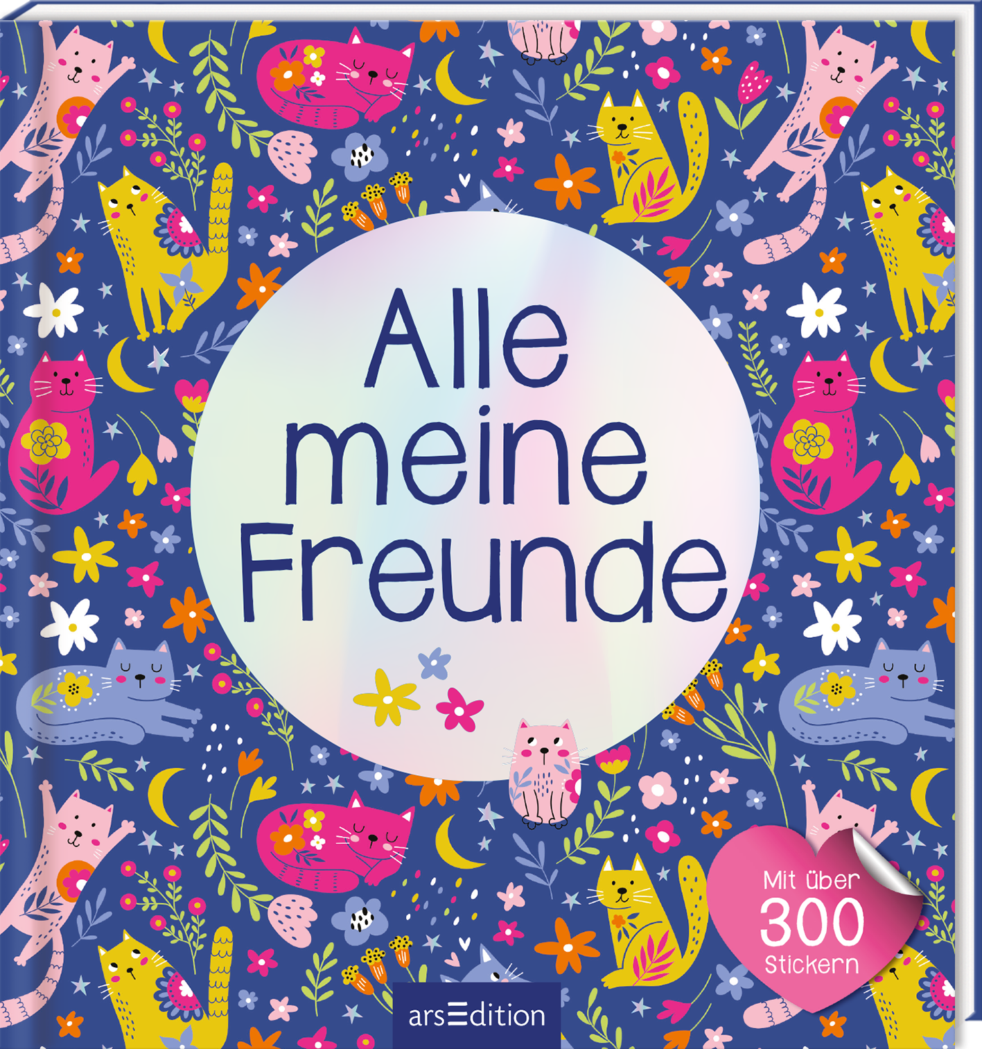 Das Buchcover zeigt einen farbenfrohen, verspielten Hintergrund in Blau, der mit verschiedenen Katzen und Blumenmustern dekoriert ist. In der Mitte befindet sich ein großer, heller Kreis mit der Aufschrift „Alle meine Freunde“ in einer großzügigen, modernen Schriftart. Rechts unten ist ein pinker Aufkleber mit dem Text „Mit über 300 Stickern“ platziert. Die gesamte Gestaltung strahlt Freude und Kreativität aus. Ganz unten mittig steht der Logoschriftzug von arsEdition.